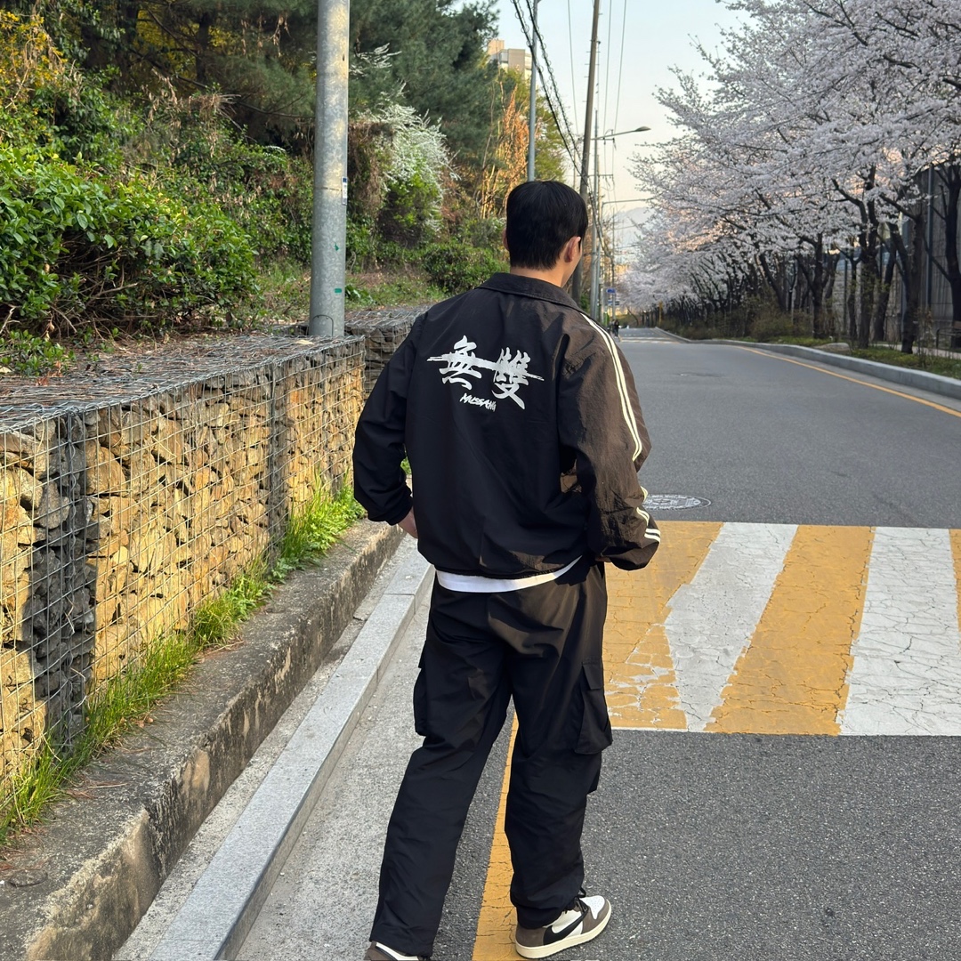 Jordan 1 x Travis Scott Retro High OG SP Mocha, Nike x Stussy Windrunner Jacket Off Noir 착용 스타일