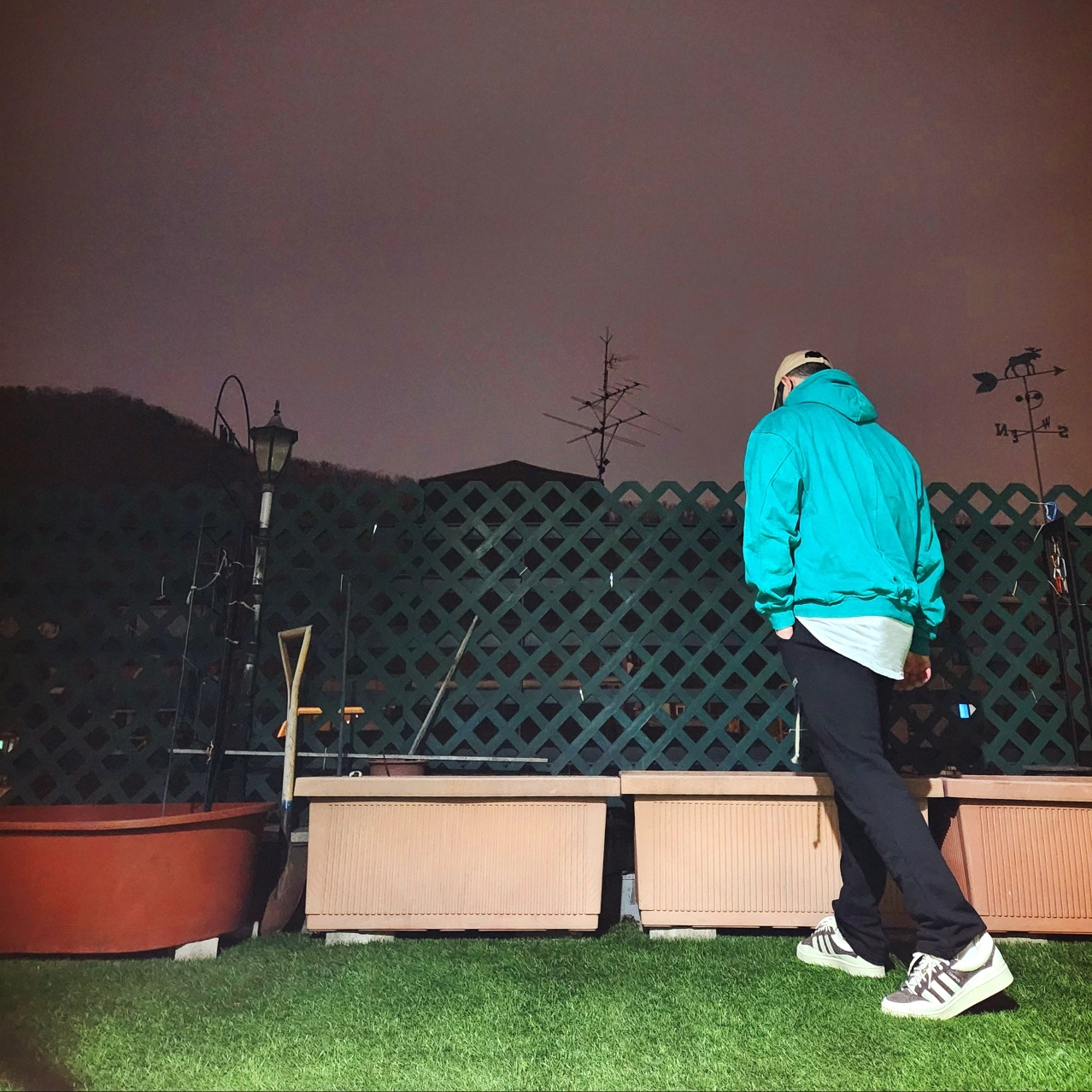 아디다스 x 배드 버니 캠퍼스 다크 브라운 초크 화이트 착용 스타일 - 2