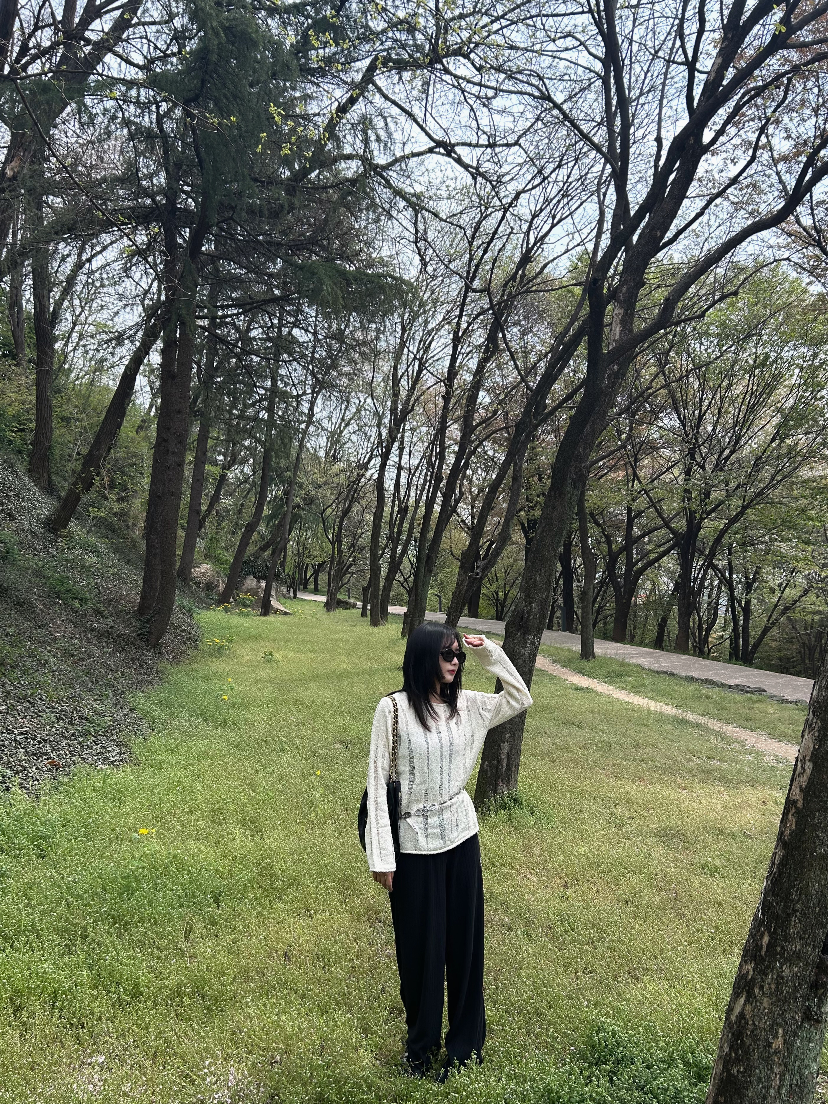 (W) 셀린느 아세테이트 트리옹프 01 선글라스 블랙, 아디다스 스페지알 핸드볼 코어 블랙 클라우드 화이트 착용 스타일 - 1