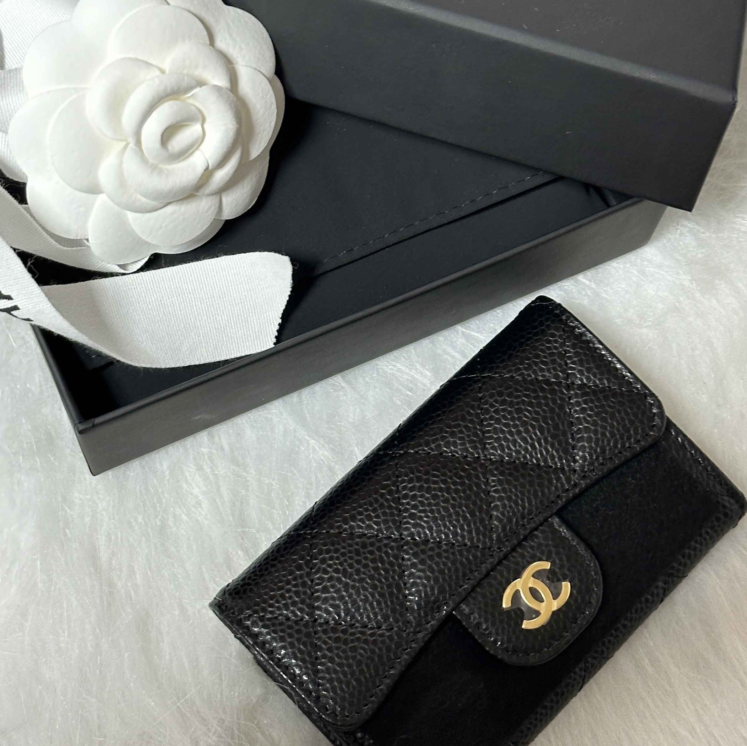 Chanel Classic Card Holder Grained Calfskin & Gold Black 착용 스타일 - 2