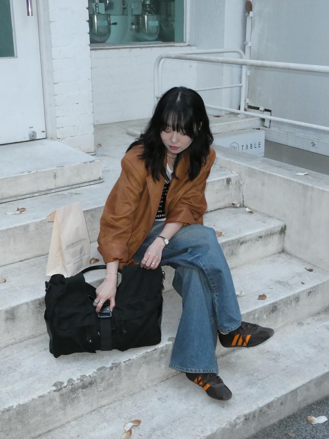 (W) 아디다스 도쿄 다크 브라운 오렌지 착용 스타일 - 3