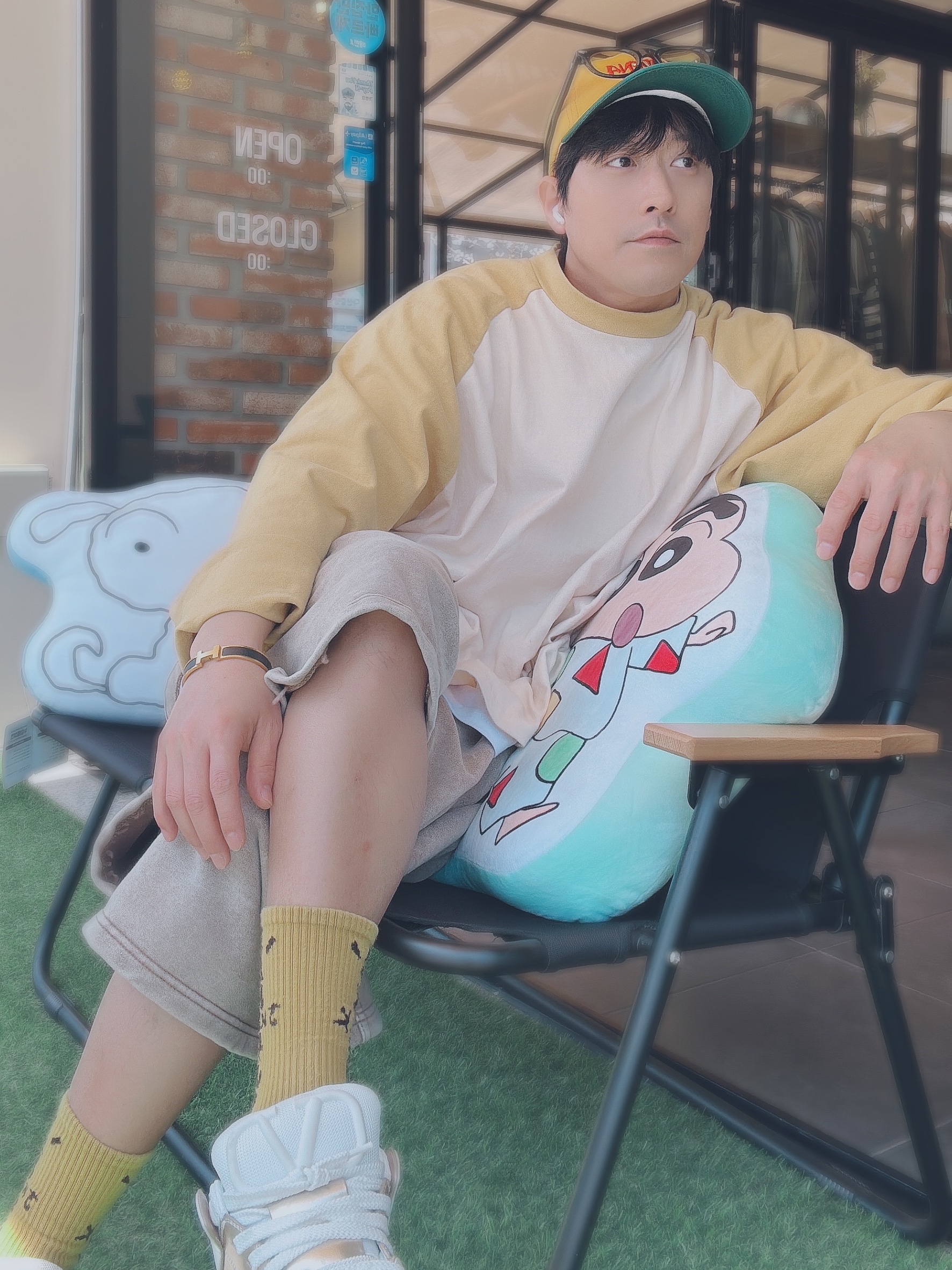 발렌티노 오픈 스케이트 카프스킨 & 패브릭 스니커즈 화이트 블랙, 에르메스 클릭아슈 브레이슬릿 골드 하드웨어 & 누아 매트 착용 스타일 - 2
