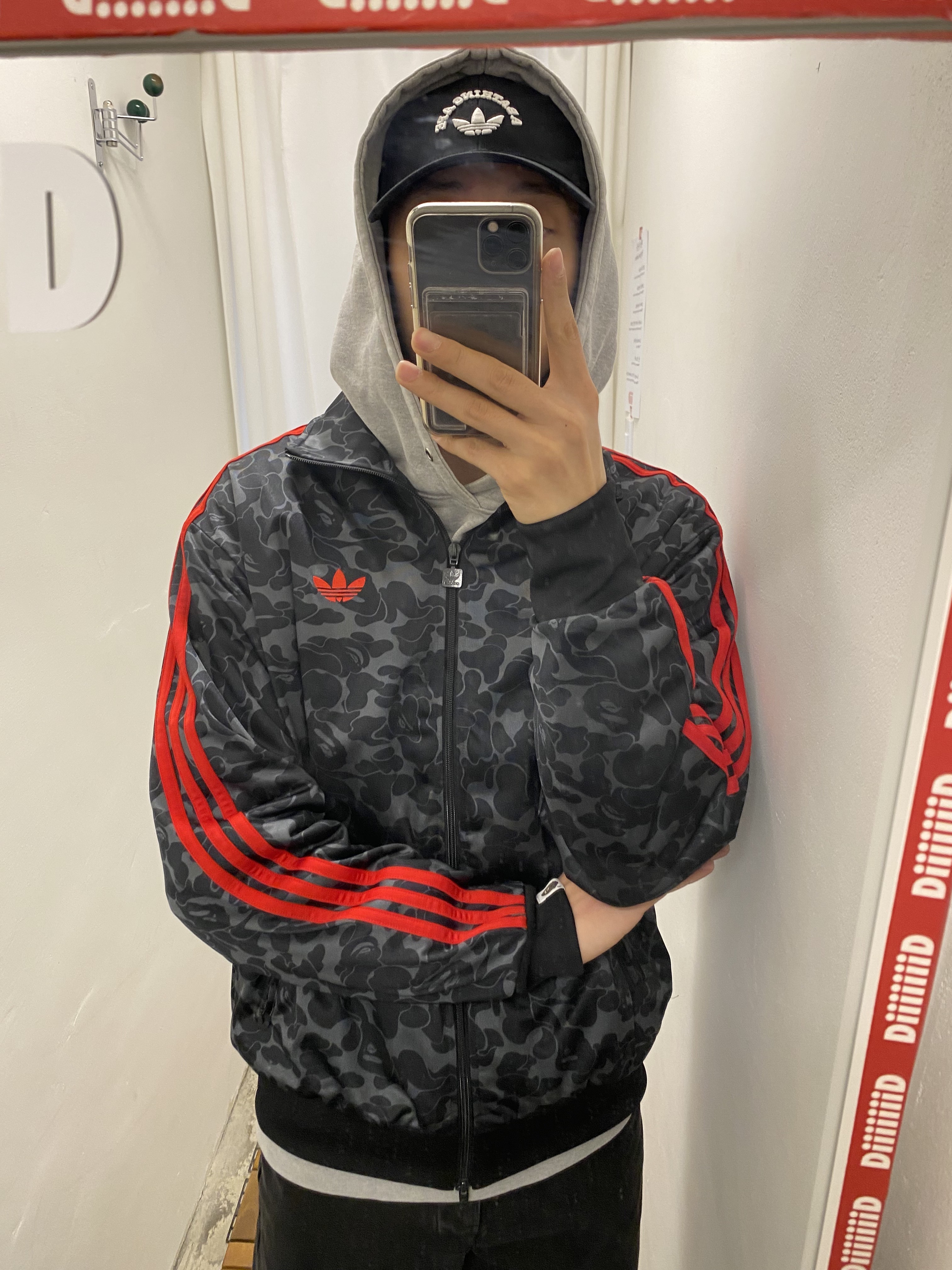 아디다스 x 베이프 올오버 프린트 트랙 탑 블랙 - KR 사이즈, 아디다스 x 베이프 베이스볼 캡 블랙 착용 스타일 - 2