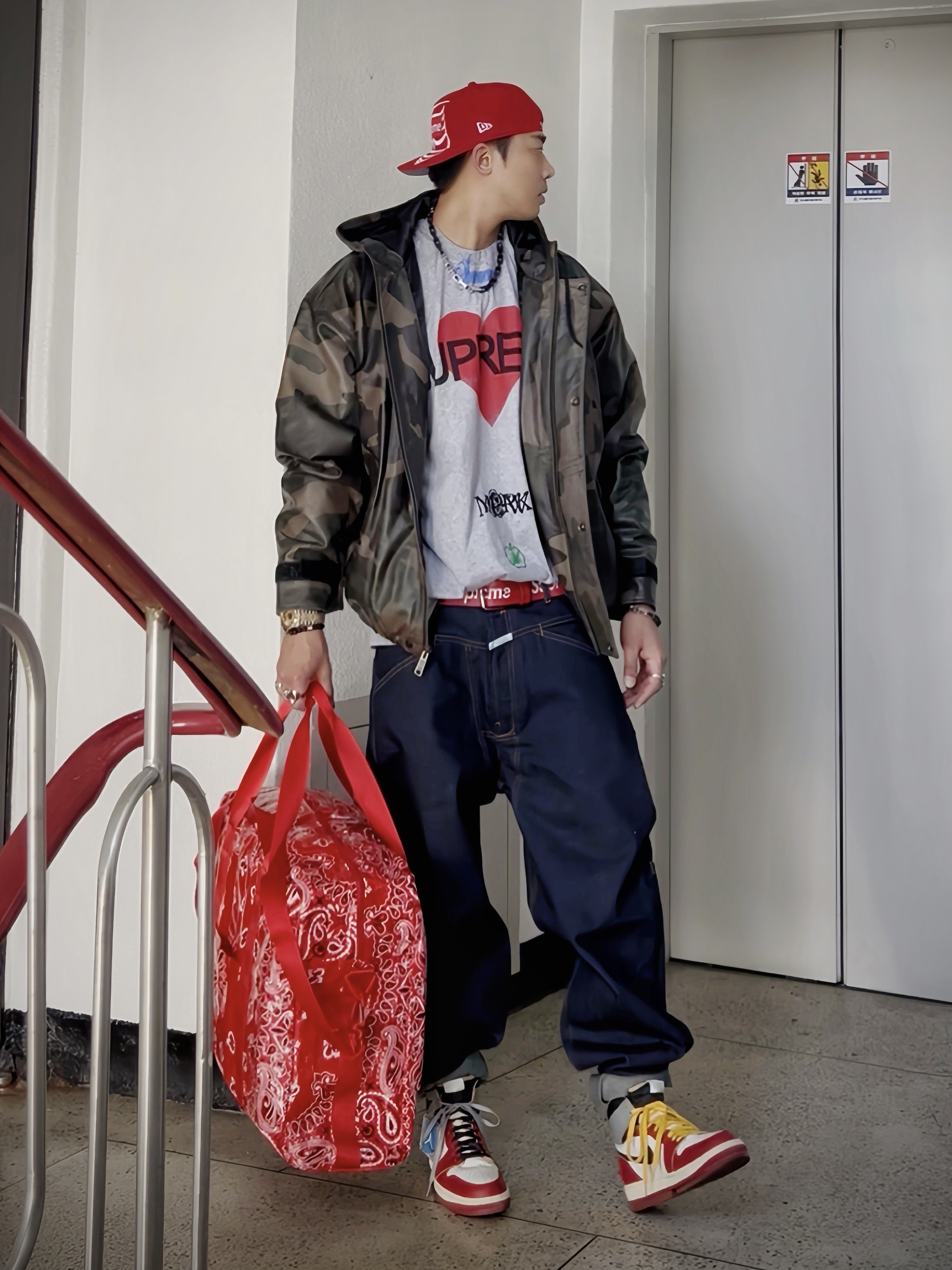 슈프림 본즈 박스로고 뉴에라 레드 - 25SS, 슈프림 어나운싱 티셔츠 헤더 그레이 - 25SS 착용 스타일