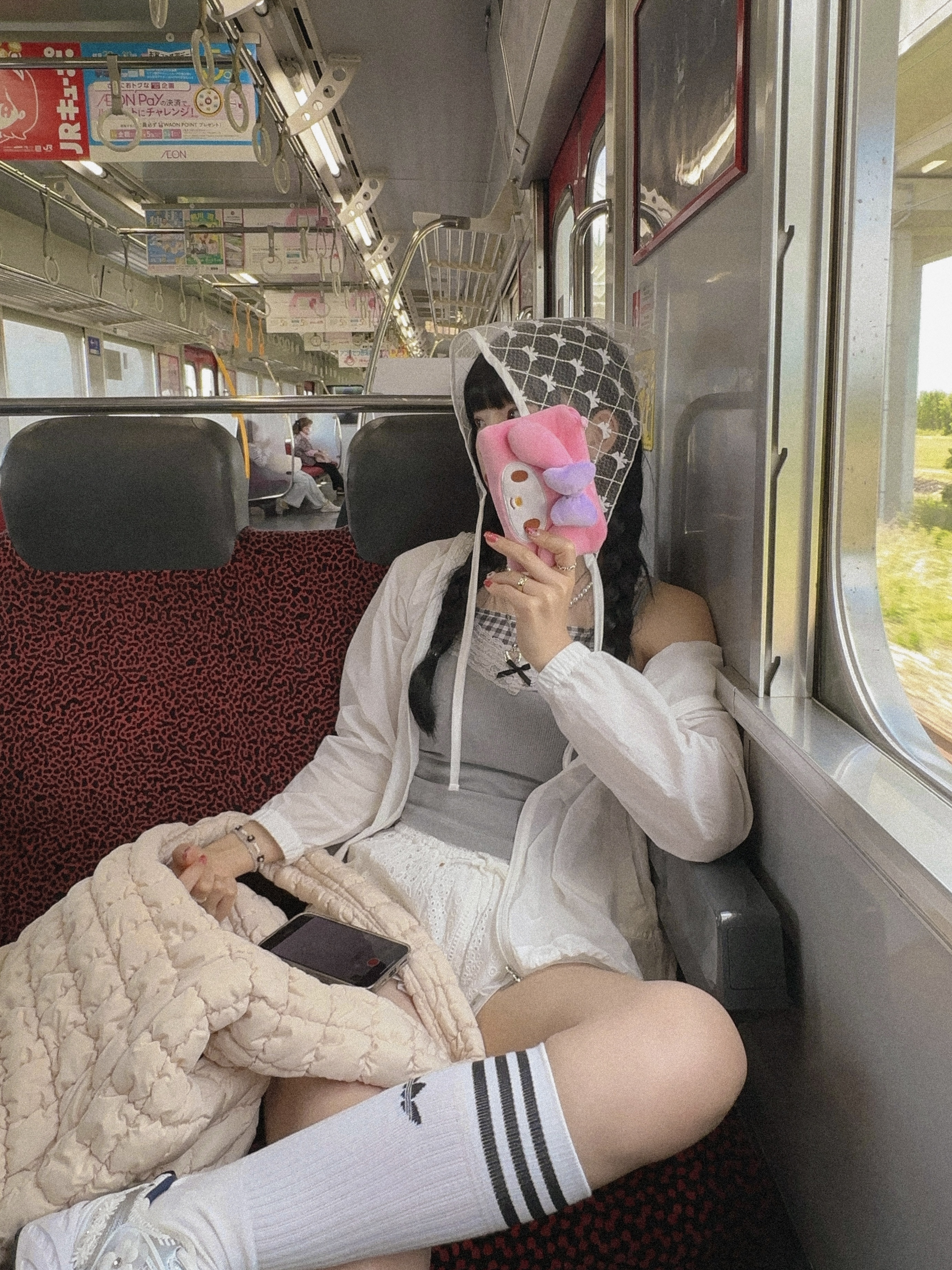 COS Quilted Oversized Shoulder Bag Beige, New Balance 530 White 착용 스타일 - 1