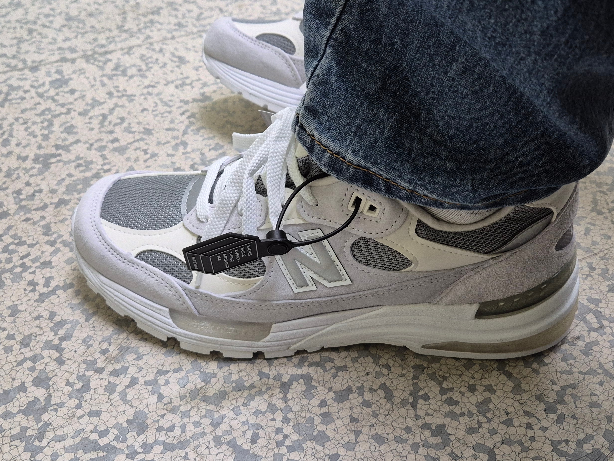 New Balance 992 Made in USA White Silver 착용 스타일 - 2
