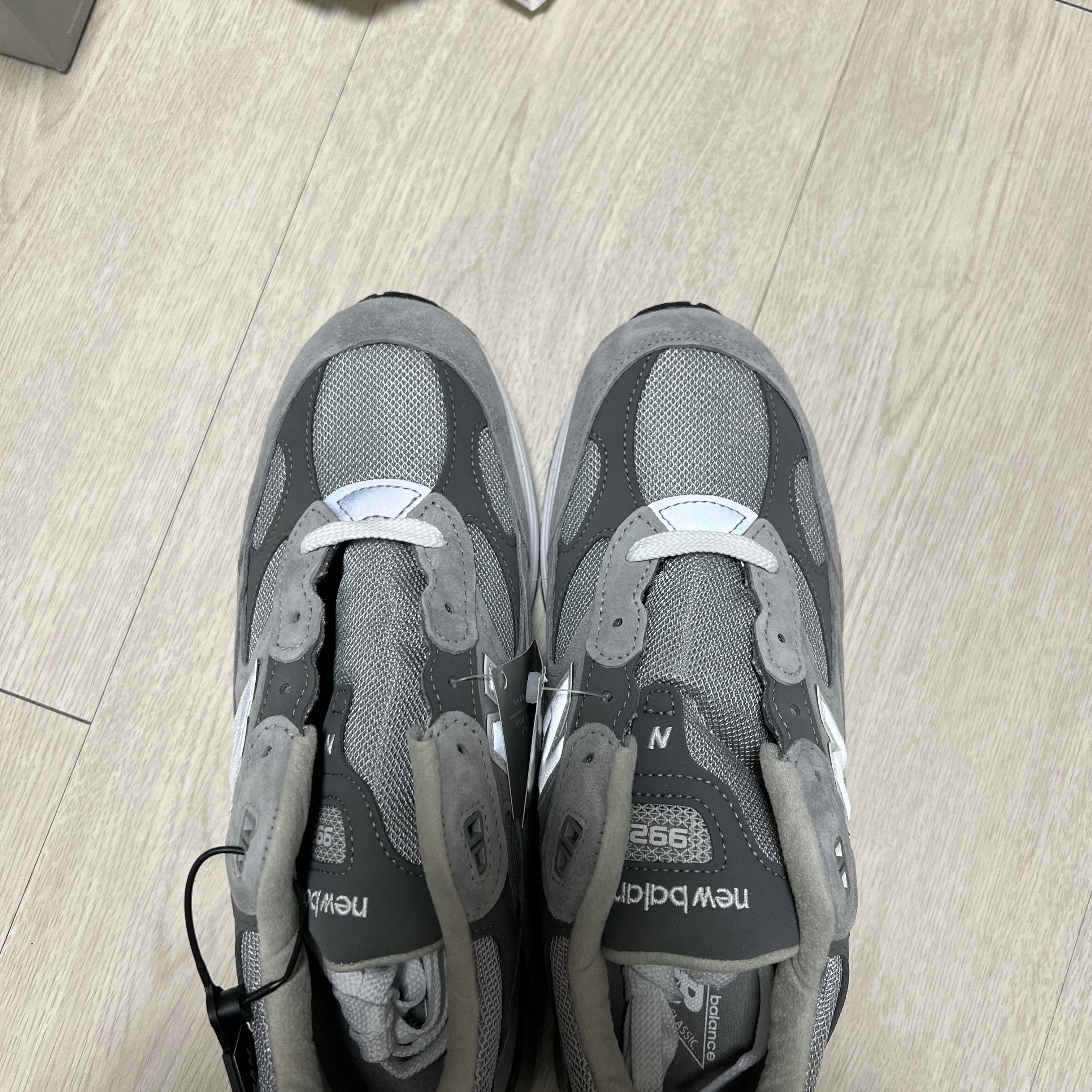 New Balance 992 Made in USA Core Grey Silver Metallic 착용 스타일 - 2