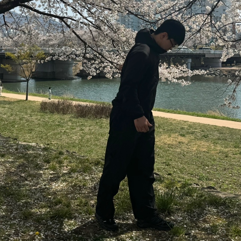 Arc'teryx Atom Hoody Black, ROARINGRAD Es Parachute Cargo Pants Black 착용 스타일