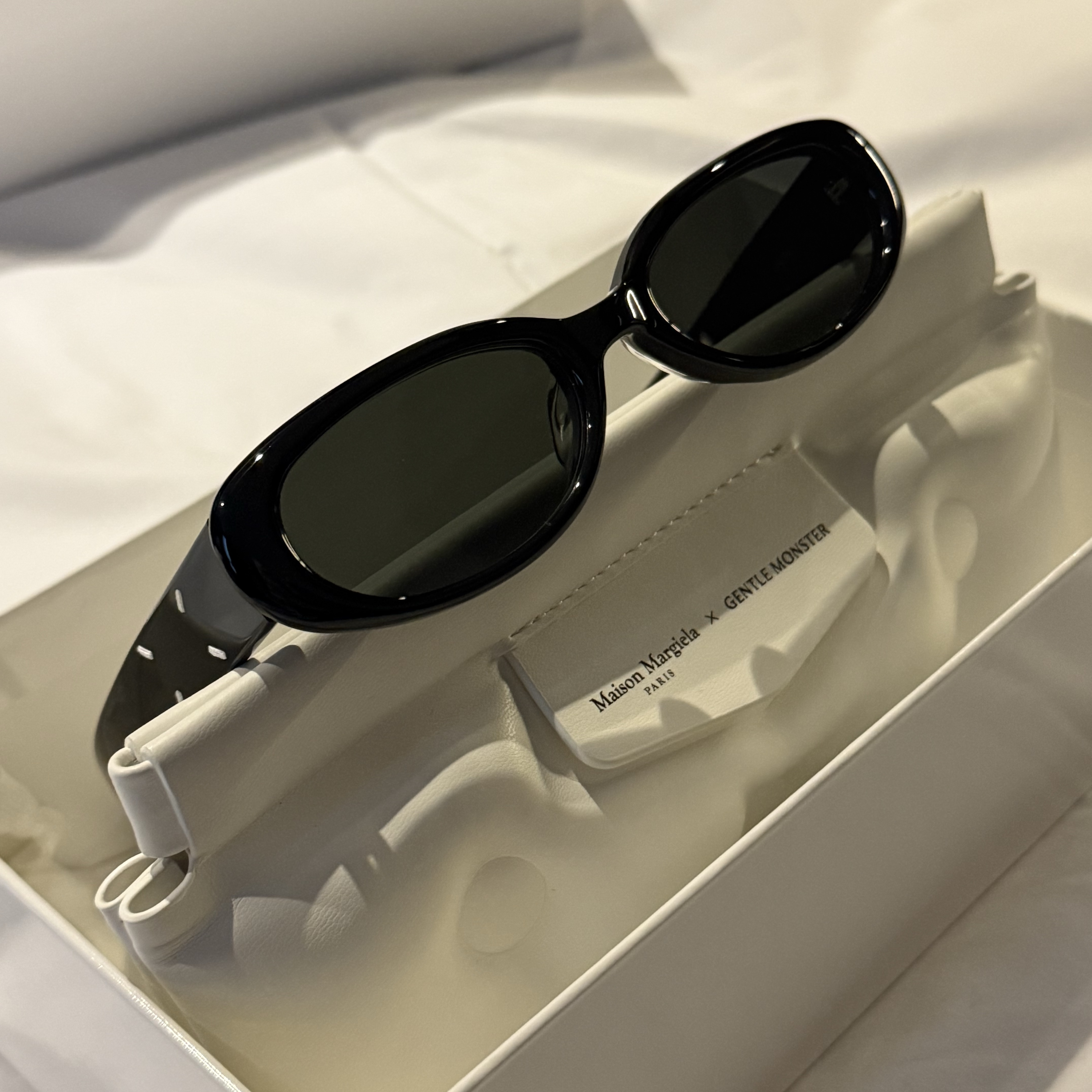 Gentle Monster x Maison Margiela MM206 Black Gray 착용 스타일 - 2