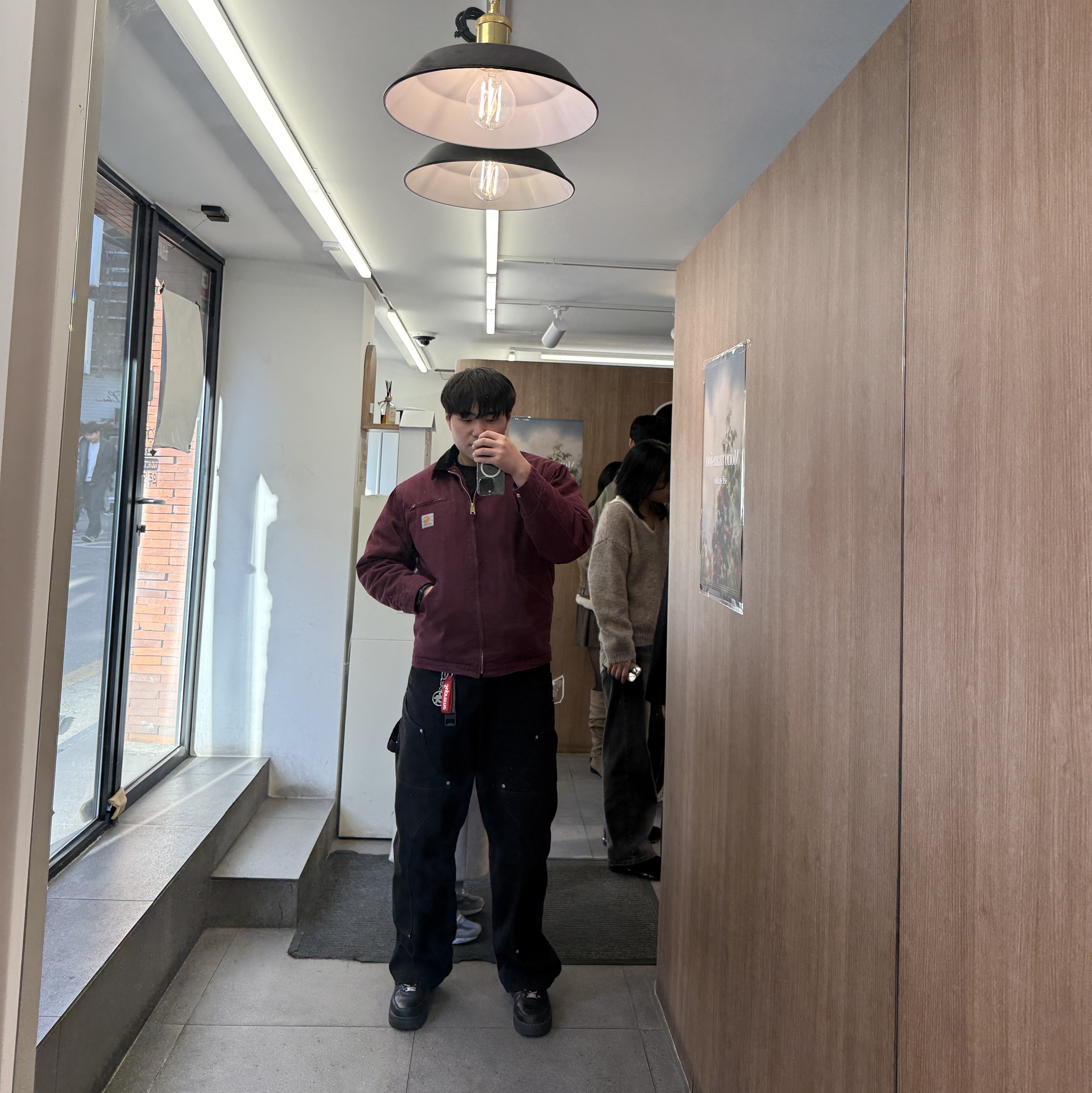 칼하트 WIP 오가닉 코튼 디어본 캔버스 OG 디트로이트 자켓 말벡 에이지드 캔버스 - 윈터, 나이키 x 슈프림 에어포스 1 로우 블랙 착용 스타일