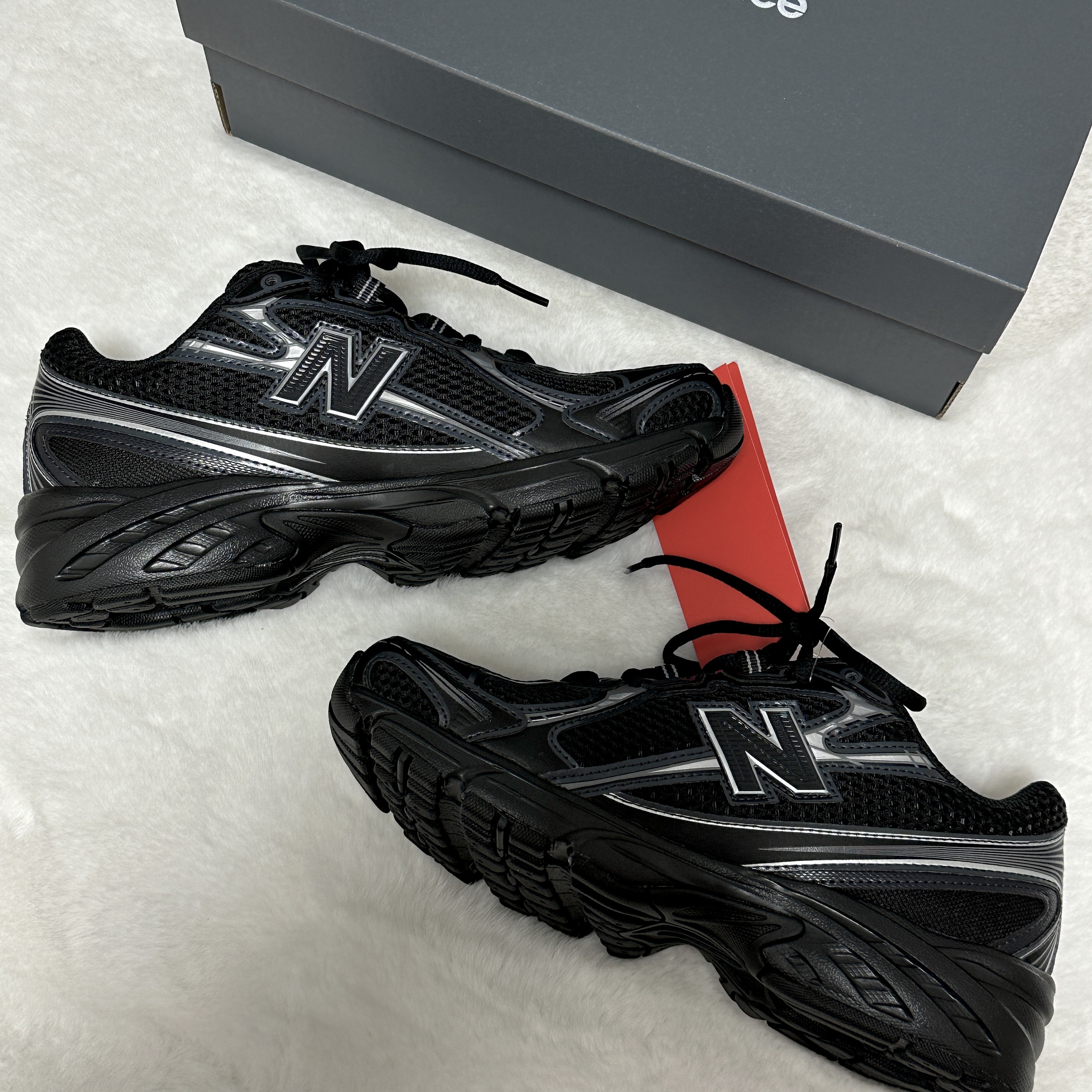 New Balance 740v2 Black Silver Metallic 착용 스타일