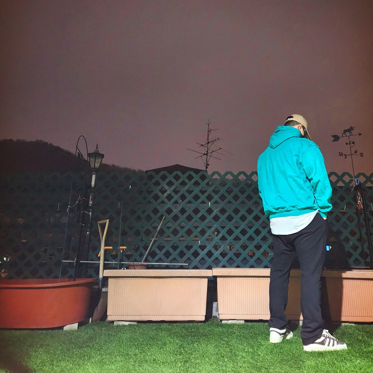 아디다스 x 배드 버니 캠퍼스 다크 브라운 초크 화이트 착용 스타일 - 3