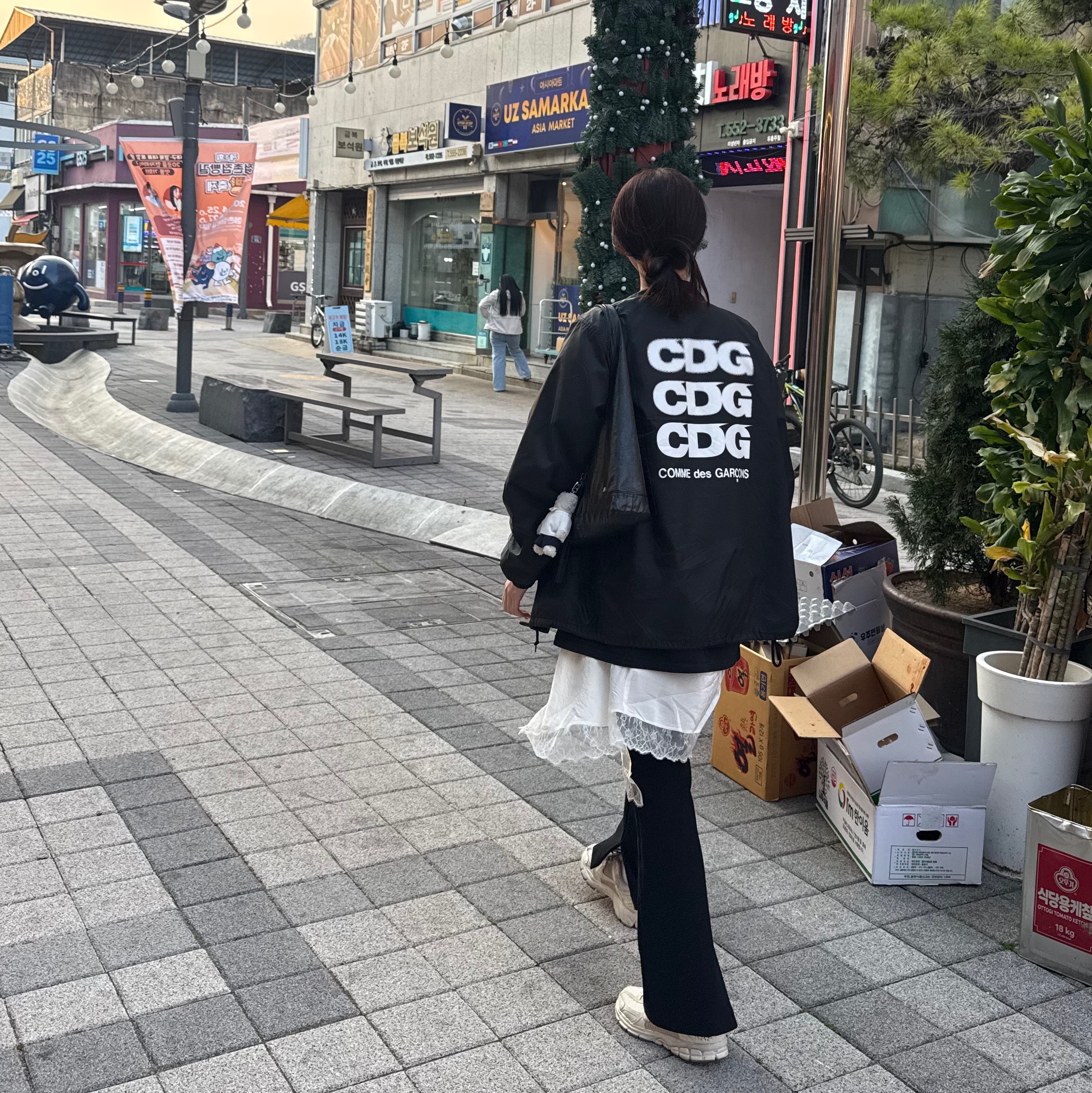 CDG Logo Coach Jacket Black, Stussy Tough Gear T-Shirt Black 착용 스타일