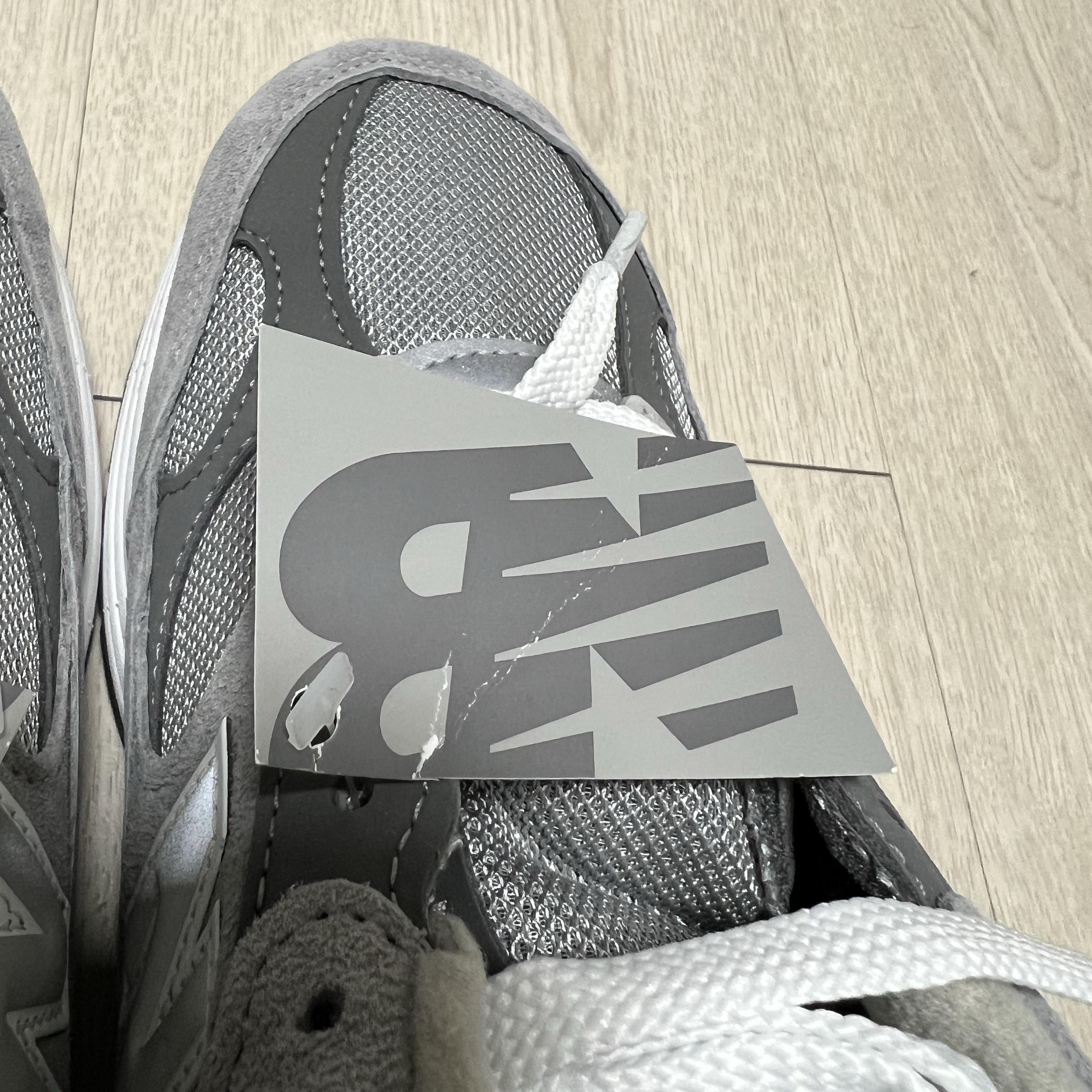 New Balance 992 Made in USA Core Grey Silver Metallic 착용 스타일 - 3