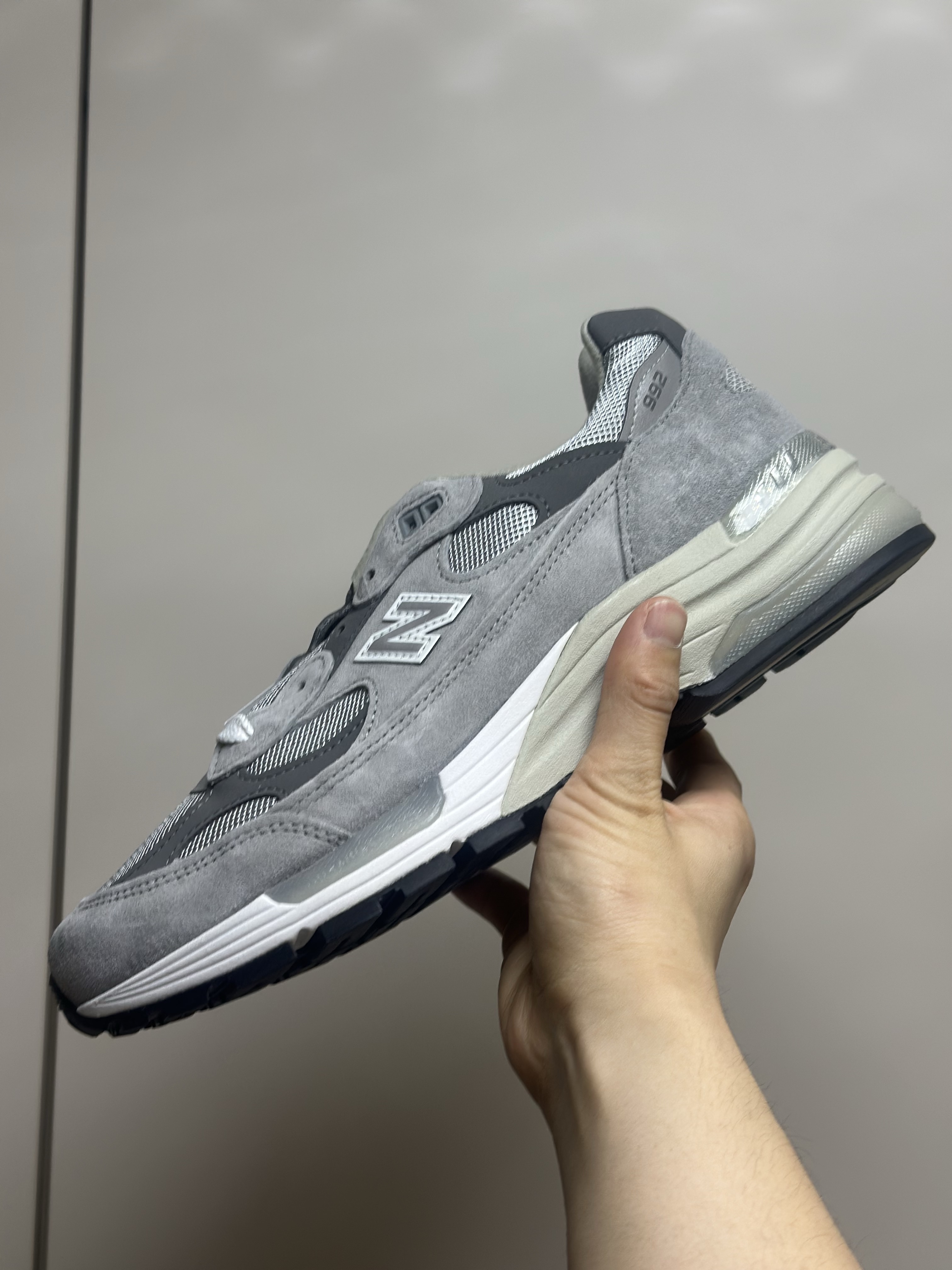 New Balance 992 Made in USA Core Grey Silver Metallic 착용 스타일