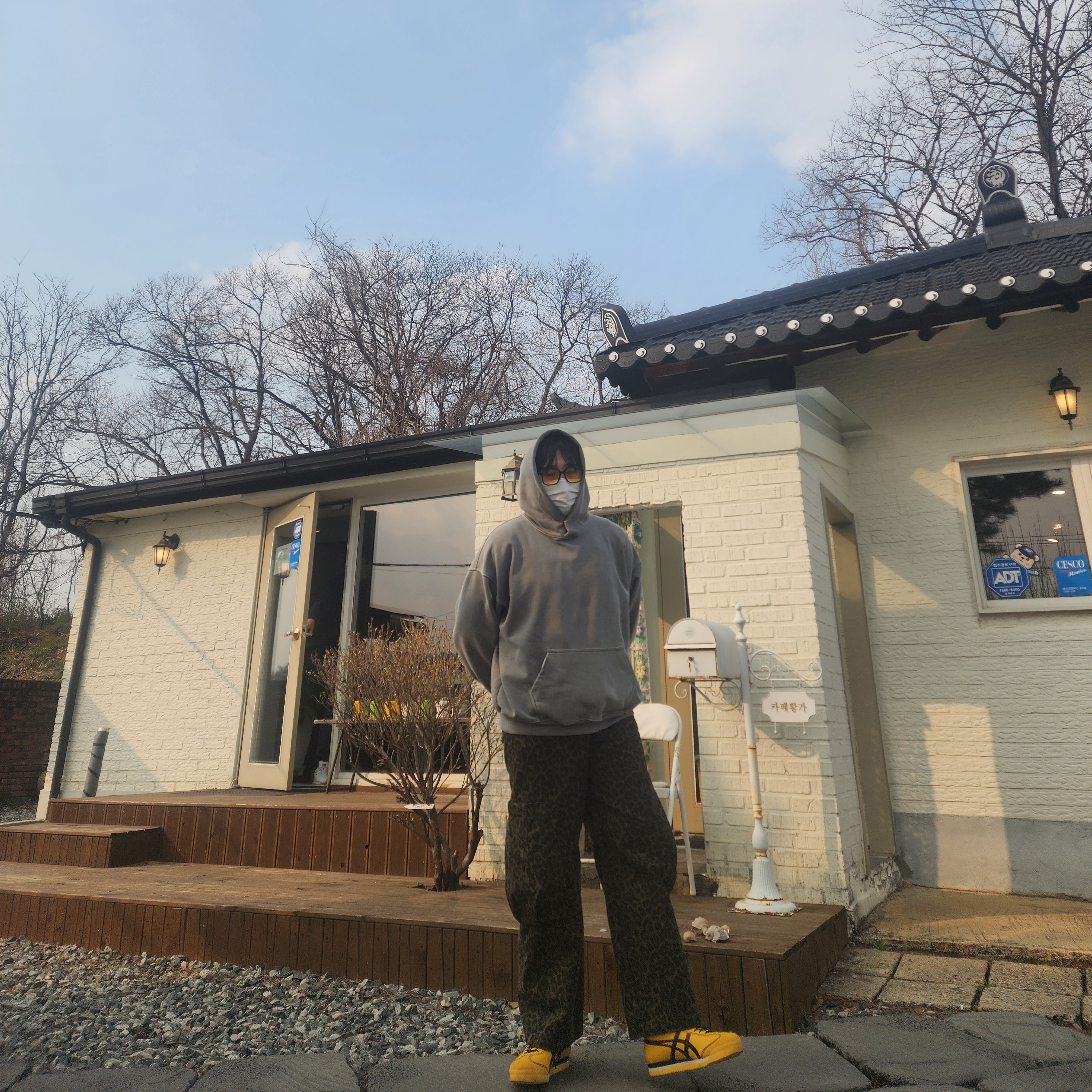 오니츠카 타이거 멕시코 66 SD PF 옐로우 블랙, 카락터 럼핑 카고 팬츠 레오파드 카키 착용 스타일 - 3