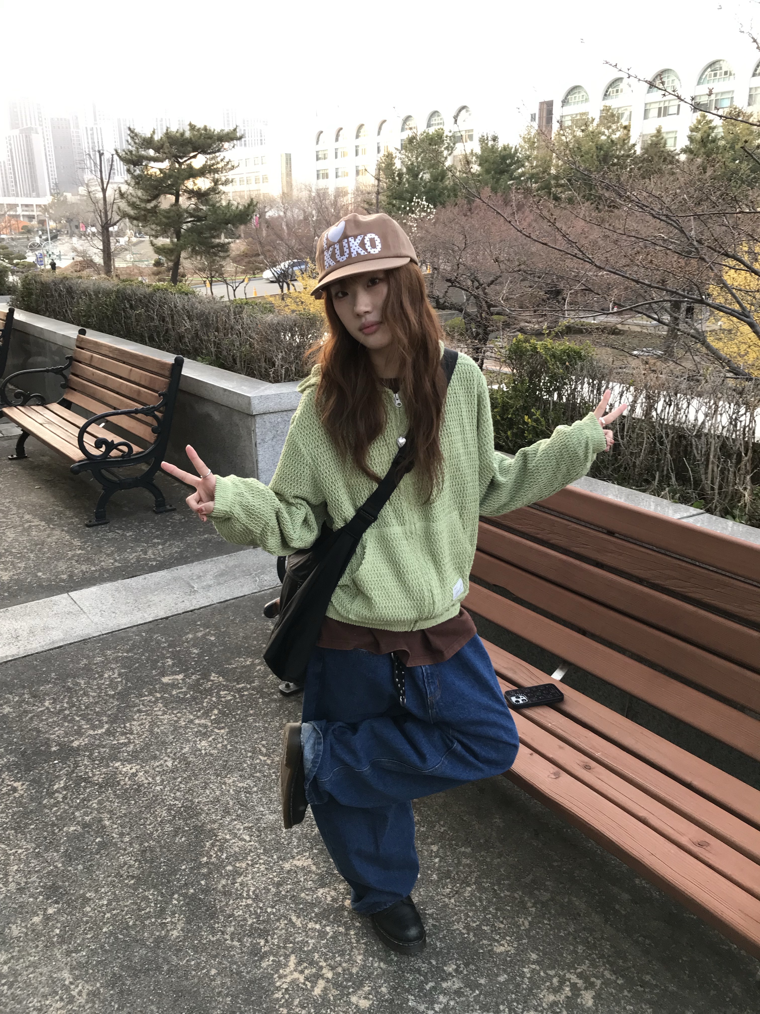 닥터마틴 1460 스무스 부츠 블랙, 아노트 투어 빈티지 롱슬리브 브라운 착용 스타일 - 3