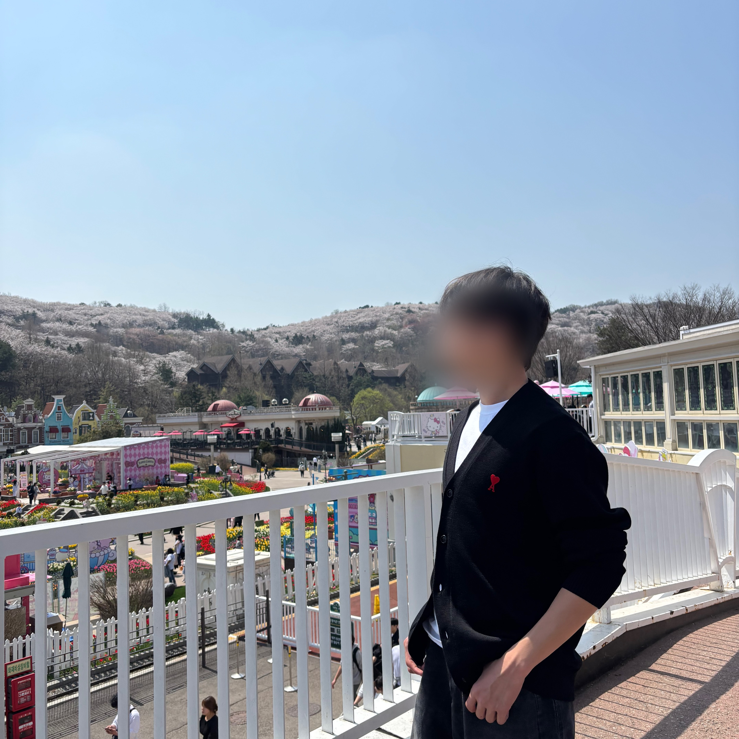 아미 스몰 하트 로고 울 가디건 블랙, 나이키 에어포스 1 '07 로우 화이트 착용 스타일