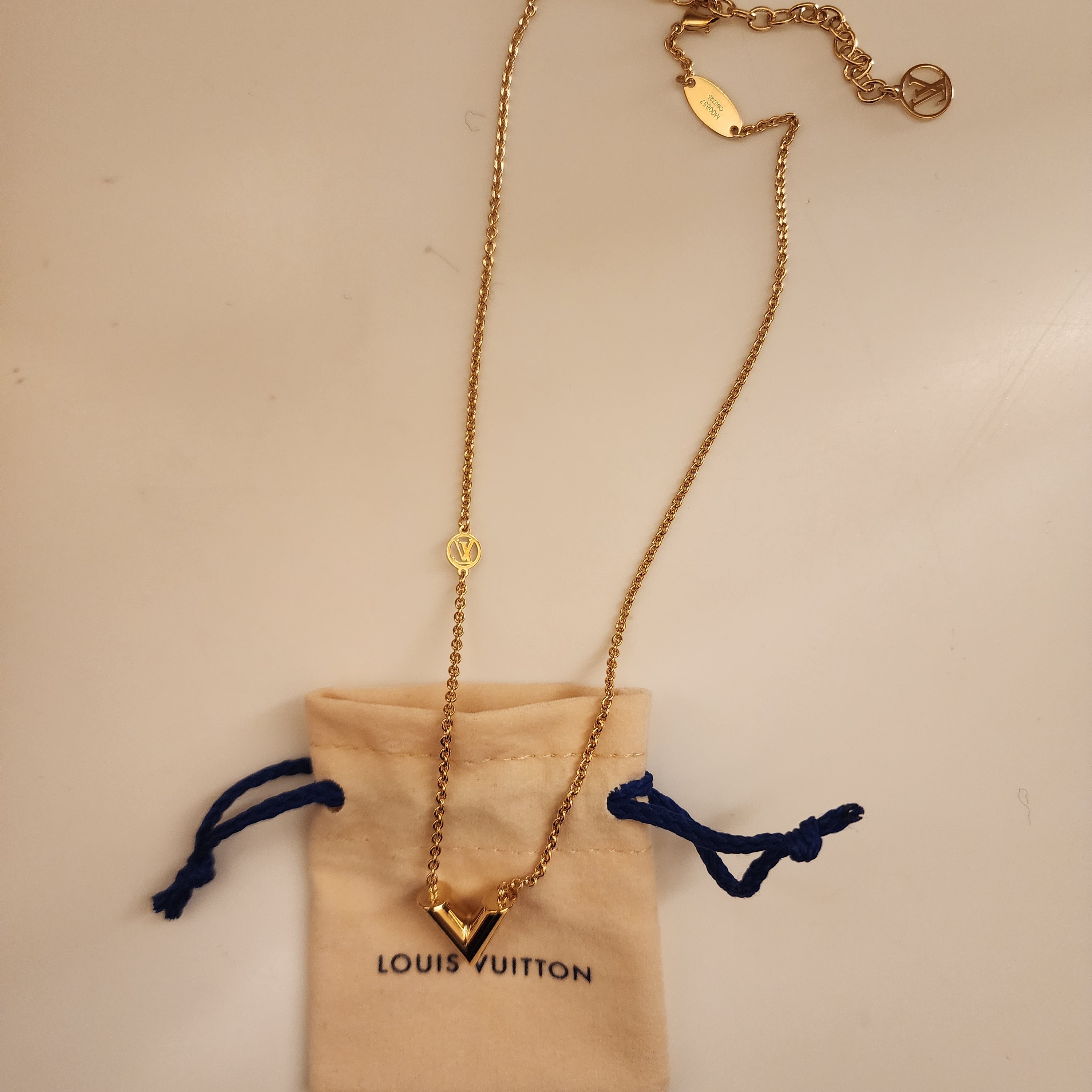 (W) Louis Vuitton Essential V Necklace Gold 착용 스타일 - 1
