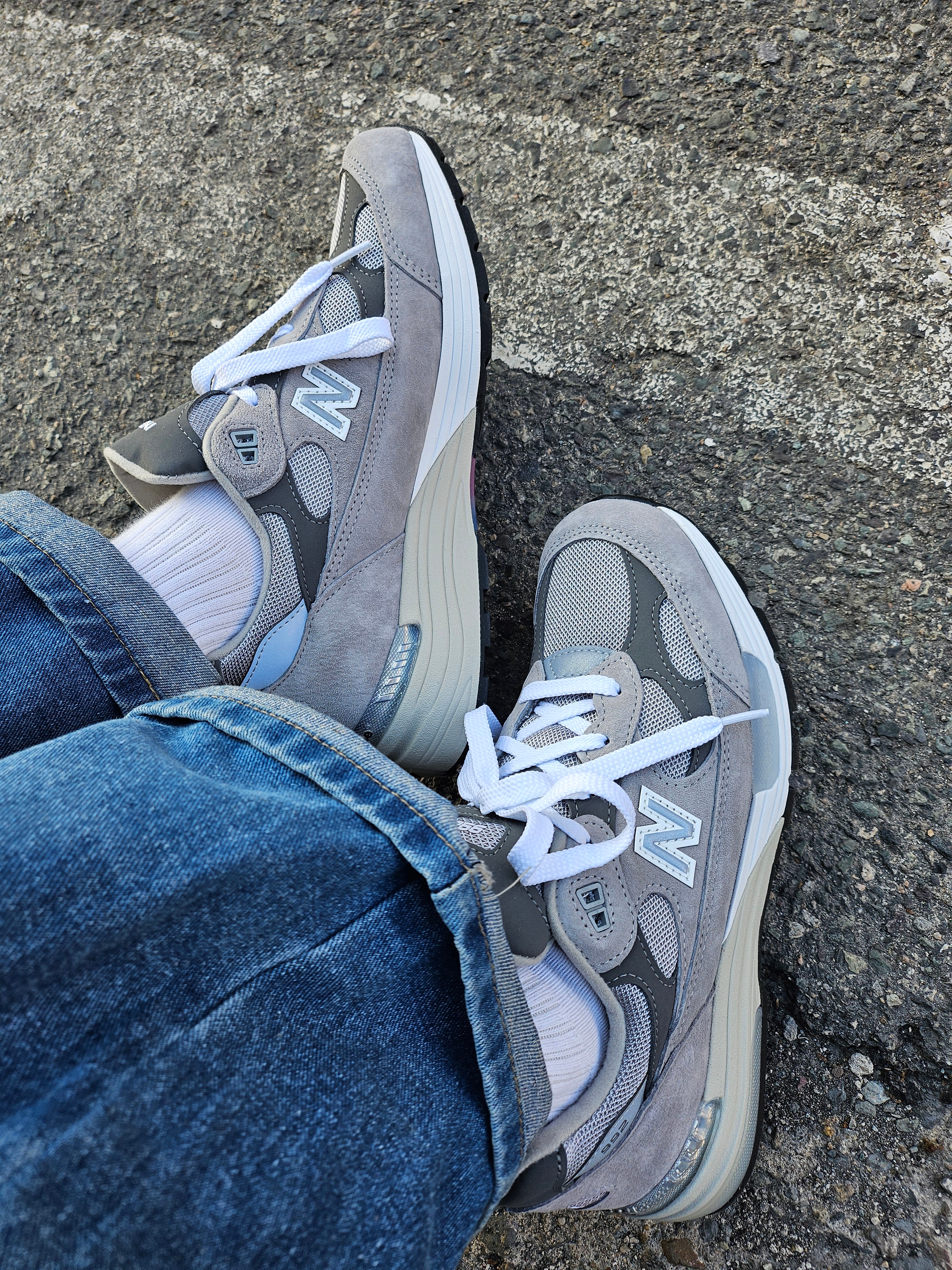 New Balance 992 Made in USA Core Grey Silver Metallic, Supreme Pigment S Logo 6-Panel Black - 24FW 착용 스타일 - 3