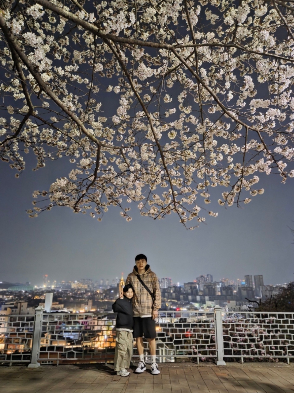 버버리 리버시블 빈티지 체크 후드 자켓 아카이브 베이지, 메종 미하라 야스히로 블레이키 OG 솔 캔버스 로우탑 스니커즈 블랙 화이트 착용 스타일 - 1