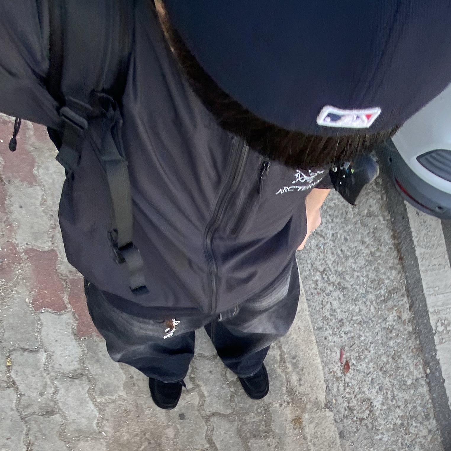 Arc'teryx Squamish Hoody Black, GU Real Leather Moccasin Shoes Black 착용 스타일 - 1