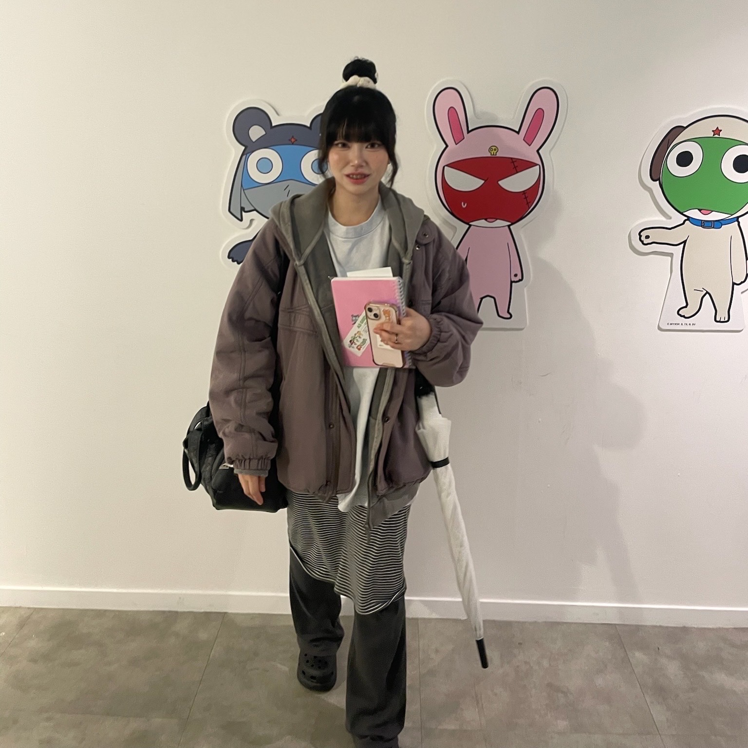 미스치프 롬버스 워시드 베이직 티셔츠 블리치드 라이트 블루, 크록스 클래식 크러쉬 클로그 블랙 착용 스타일 - 3