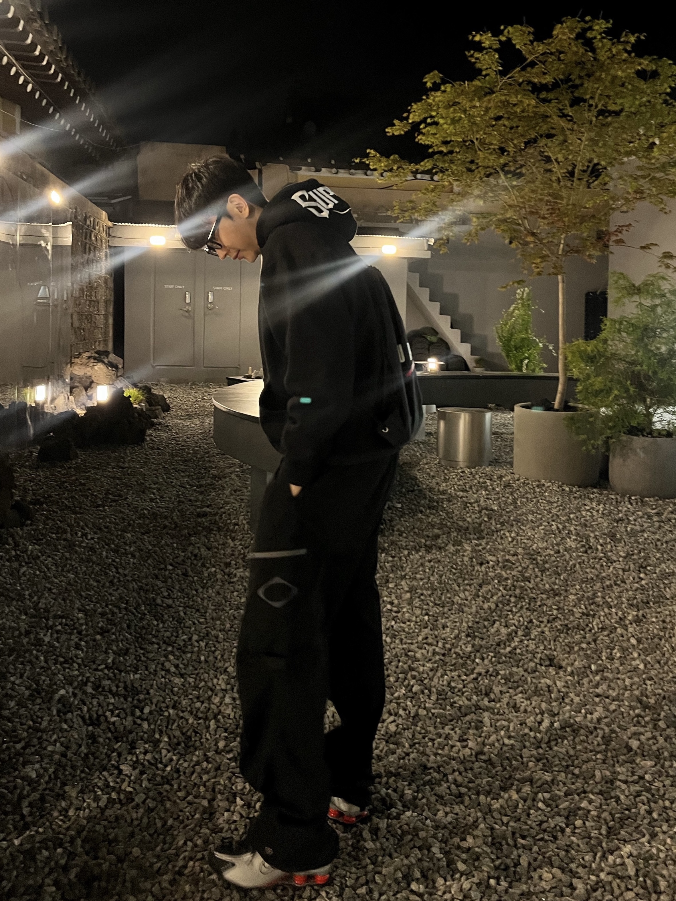 슈프림 미스터 카툰 집업 후드 스웨트셔츠 블랙 - 24FW, 슈프림 x 조던 드로우스트링 백 블랙 - 24FW 착용 스타일