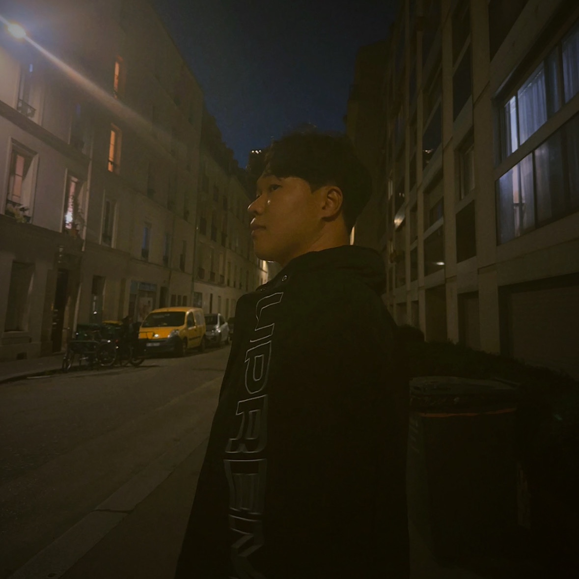 나이키 x 피스마이너스원 에어포스 1 로우 파라노이즈, 슈프림 스펠아웃 자수 트랙 자켓 블랙 - 24FW 착용 스타일 - 2
