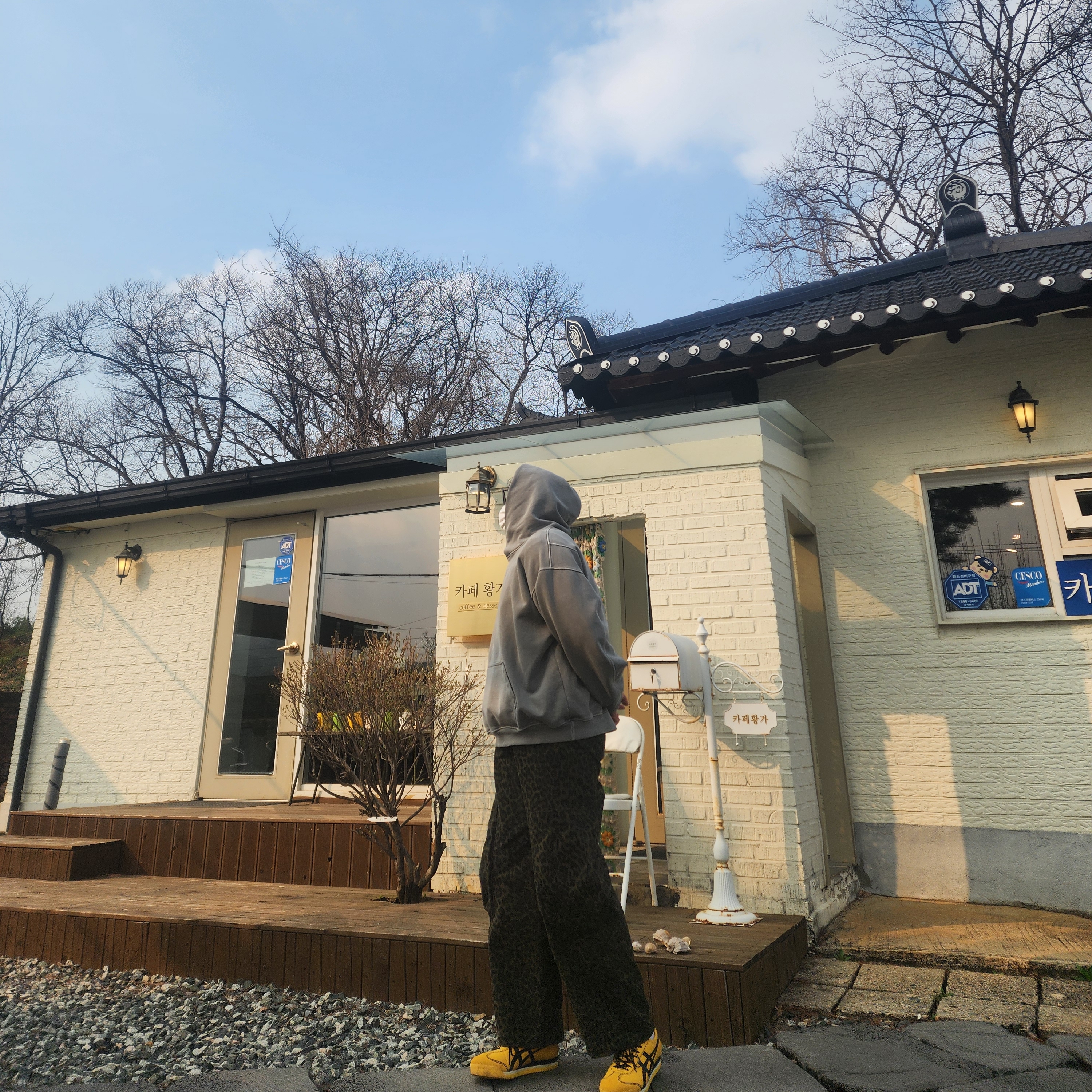 오니츠카 타이거 멕시코 66 SD PF 옐로우 블랙, 카락터 럼핑 카고 팬츠 레오파드 카키 착용 스타일 - 1