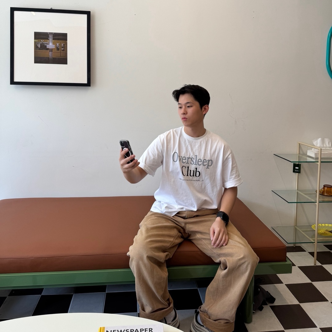 LAZYZ Oversleep Club Unisex Tshirt White, (W) Carhartt WIP Hudson Stretch Canvas Pierce Pants Dusty Hamilton Brown 착용 스타일