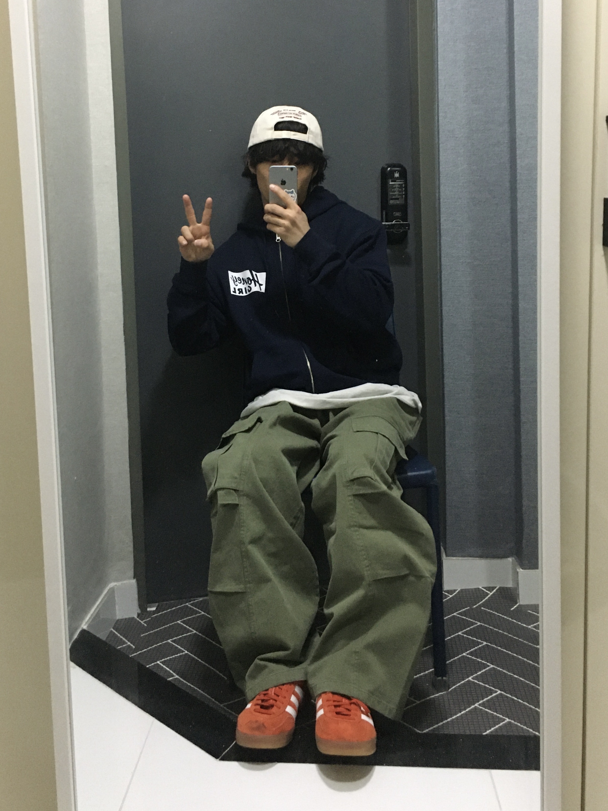 허니스쿱하우스 허니 걸 집업 후디드 스웨트셔츠 네이비, (W) 아디다스 가젤 인도어 볼드 오렌지 클라우드 화이트 착용 스타일 - 1