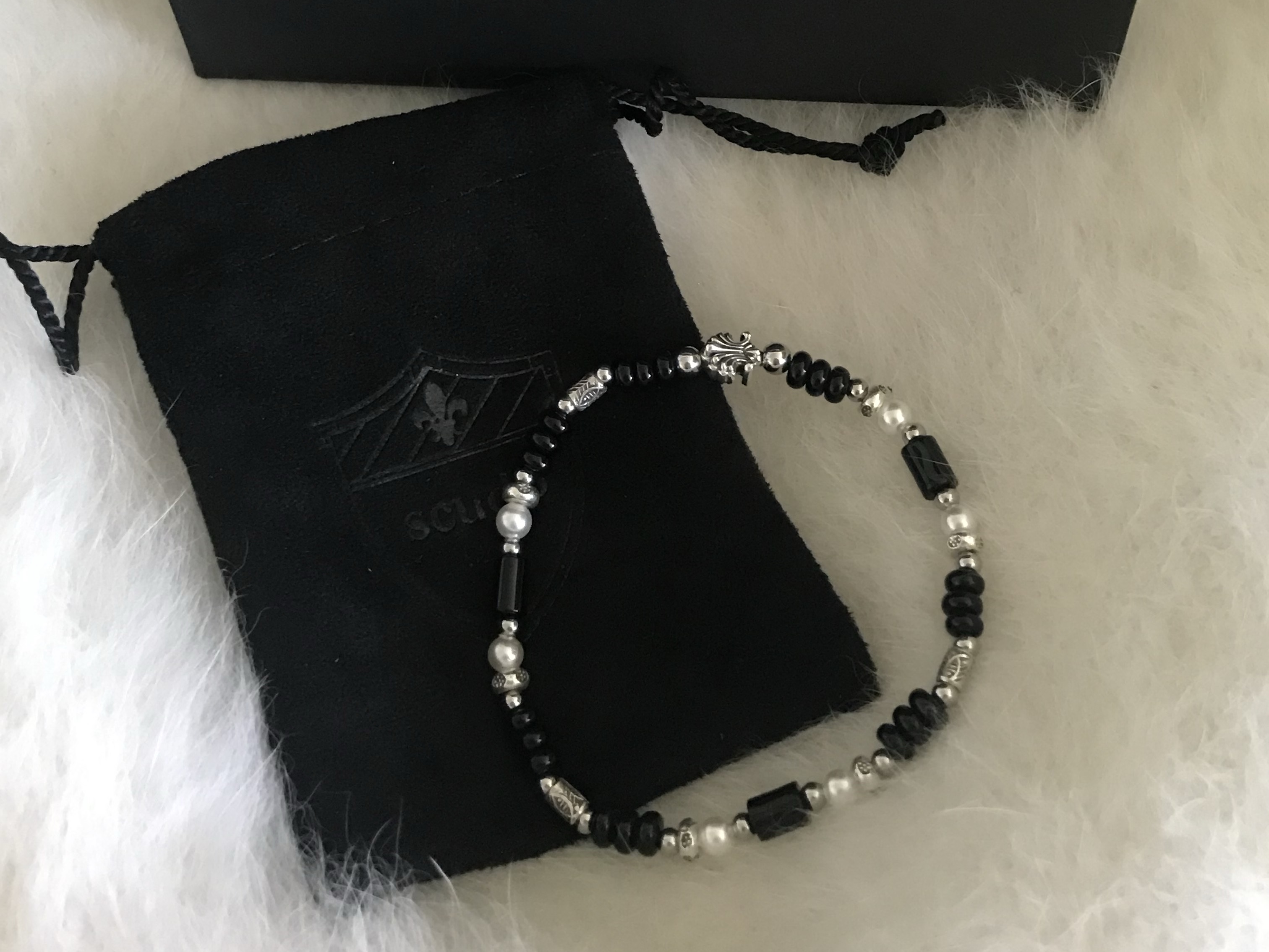 [KREAM 단독] Scudo Shell Black Pearl Beads Bracelet 착용 스타일