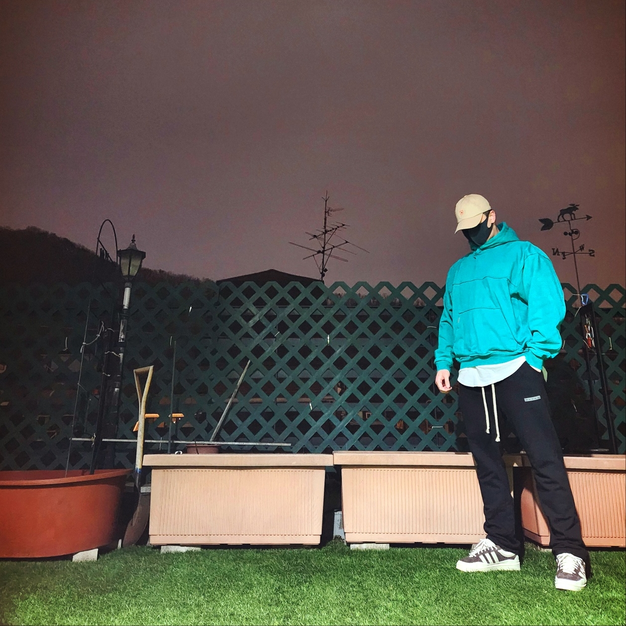 아디다스 x 배드 버니 캠퍼스 다크 브라운 초크 화이트 착용 스타일 - 1