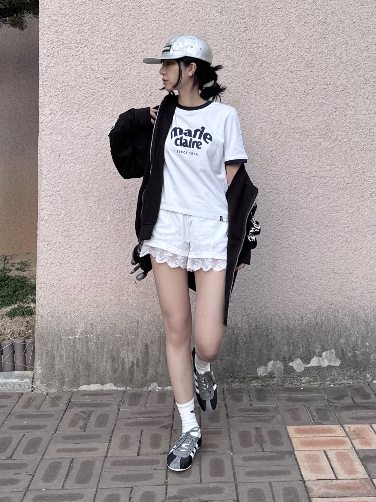 (W) 아디다스 도쿄 블랙, 크롬하츠 스크롤 로고 플리스 집업 후드 블랙 착용 스타일 - 1
