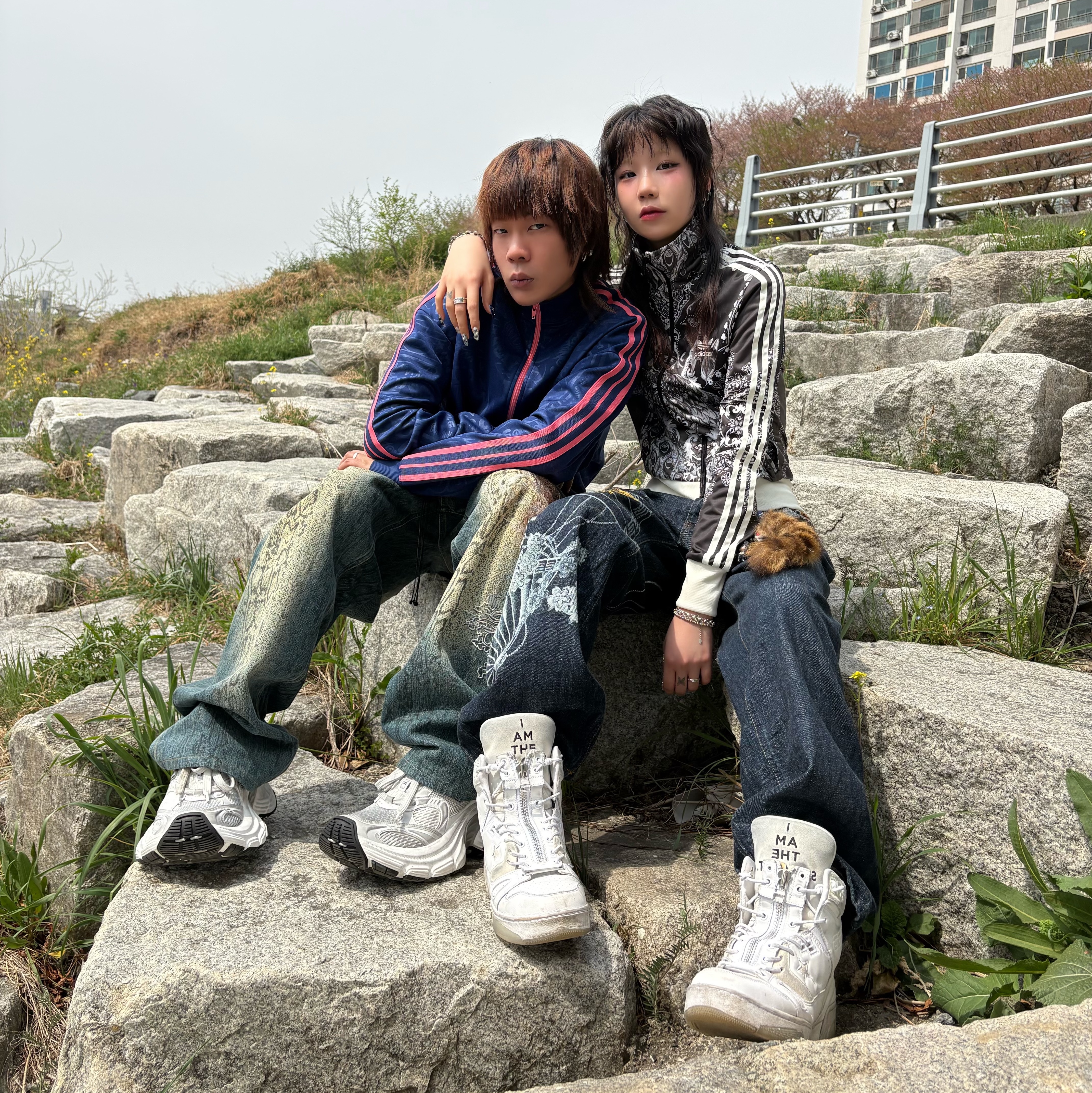 Balenciaga 10XL Sneakers White Grey Silver Black, Converse x Takahiromiyashita The Soloist ERX 260 Mid White 착용 스타일 - 2