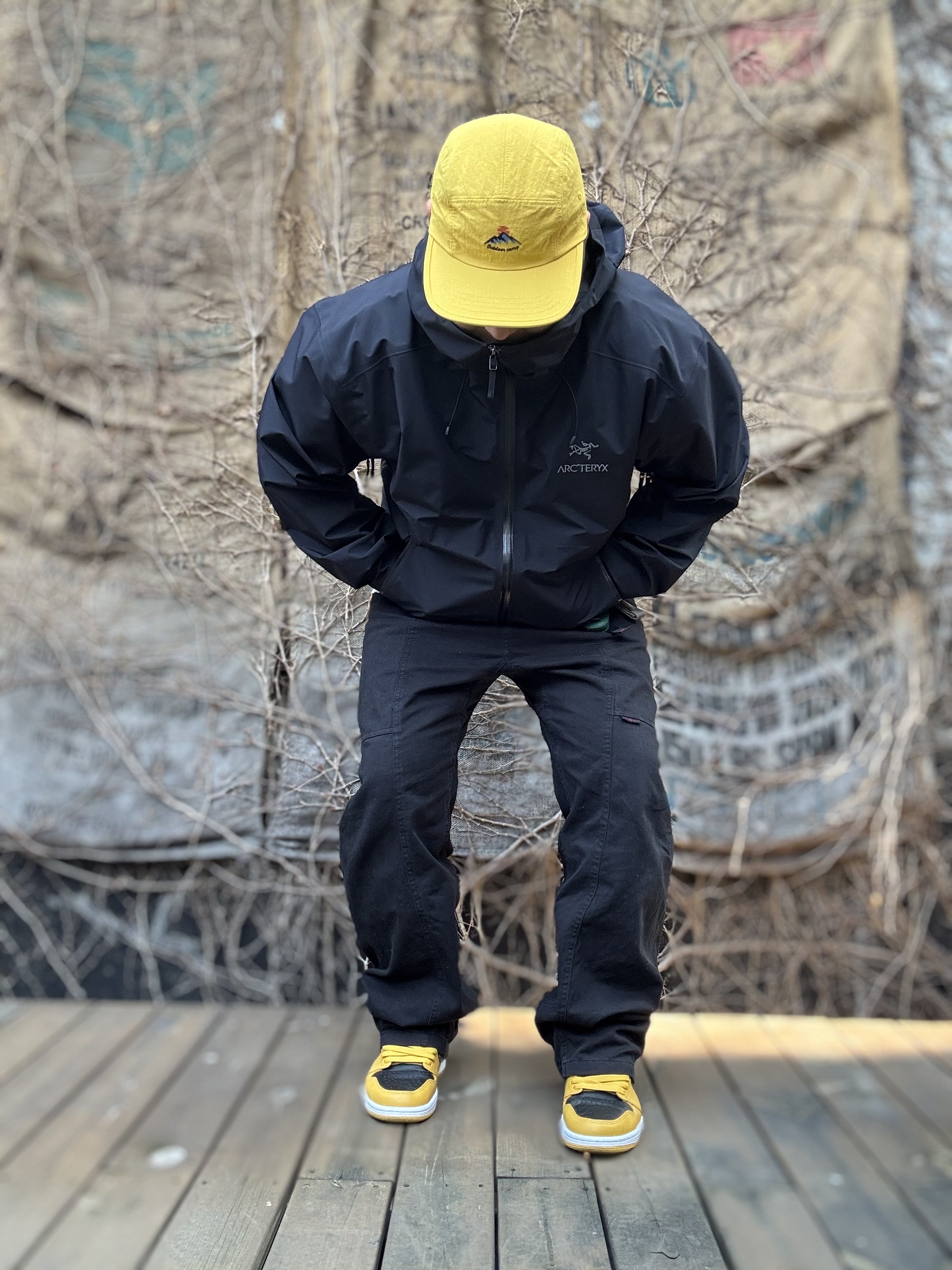 Arc'teryx Beta LT Jacket Black, Jordan 1 Retro High OG Pollen 착용 스타일 - 1