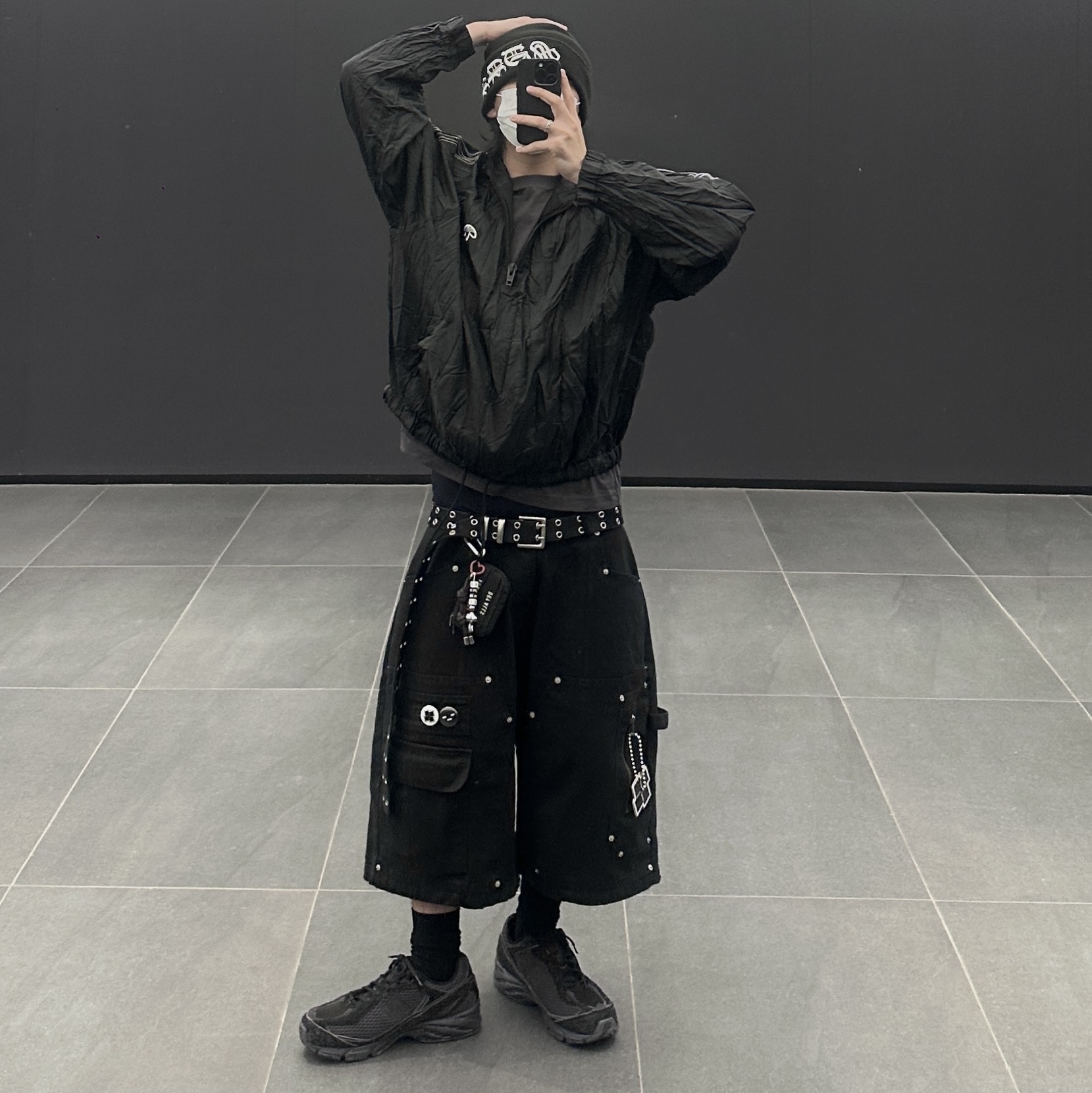 뉴발란스 509 블랙 캐슬 그레이, 노쿨러스 x 코인 리벳 카펜터 쇼츠 블랙 착용 스타일
