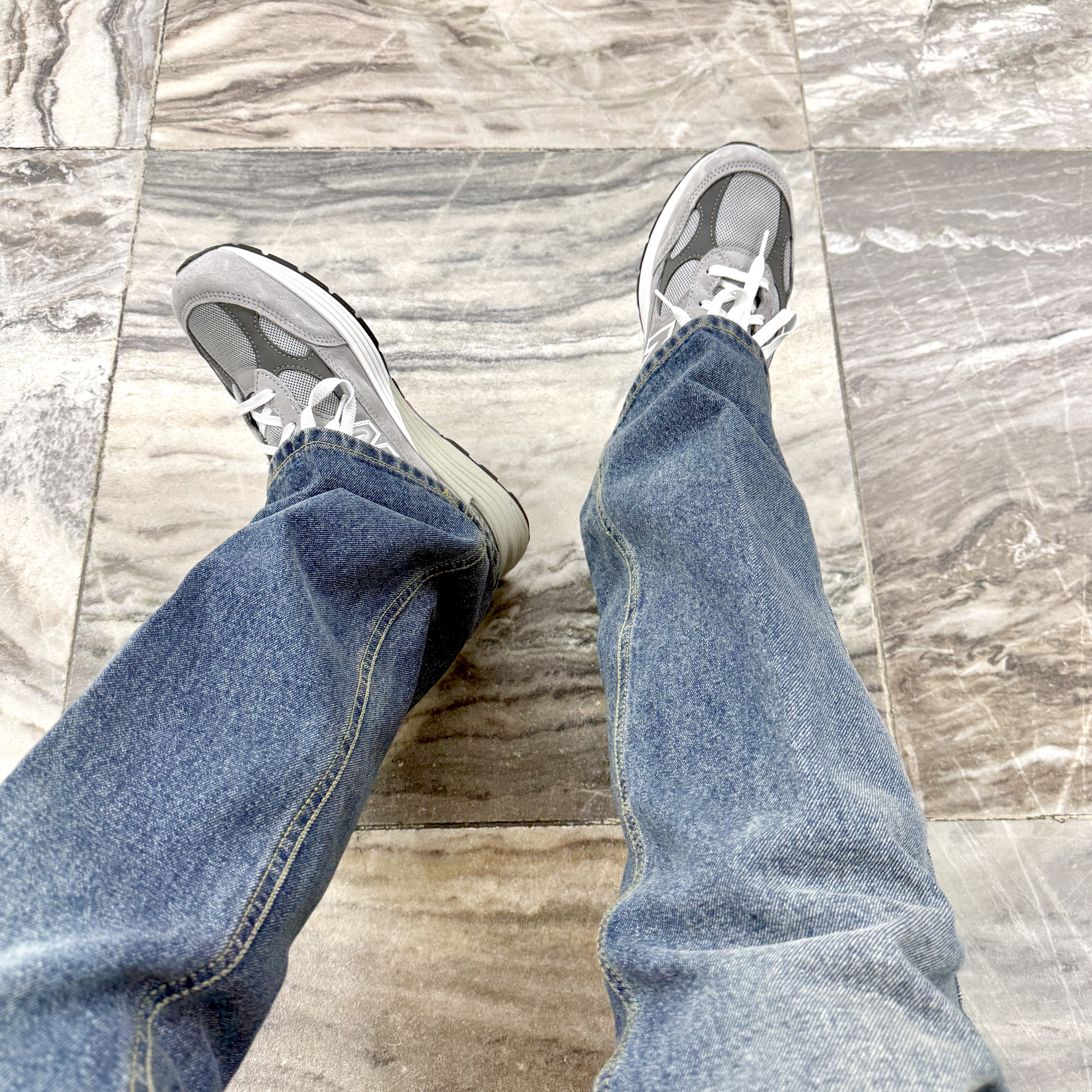 New Balance 992 Made in USA Core Grey Silver Metallic 착용 스타일 - 2