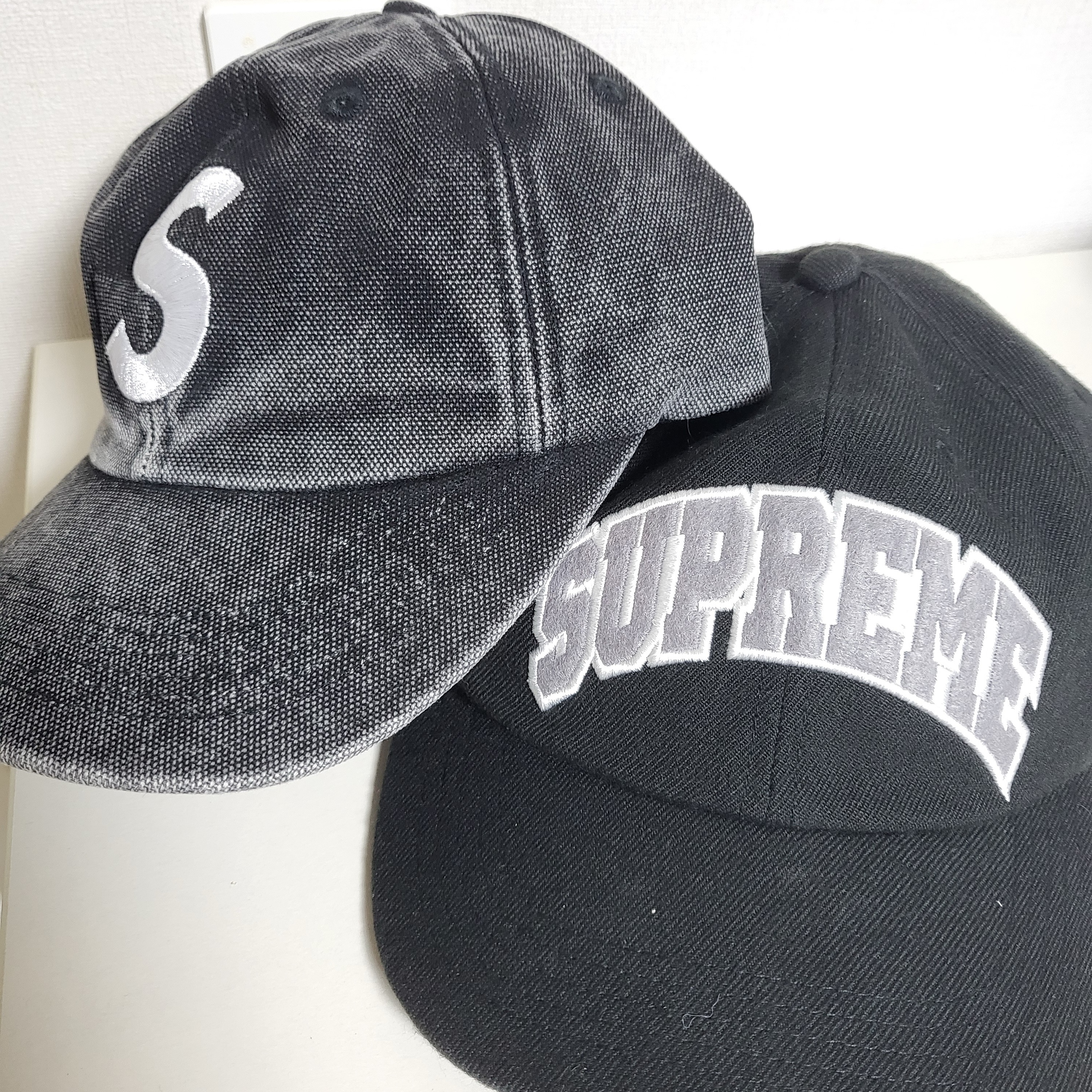 Supreme Pigment S Logo 6-Panel Black - 24FW, Supreme Felt Arc 6-Panel Black - 24FW 착용 스타일