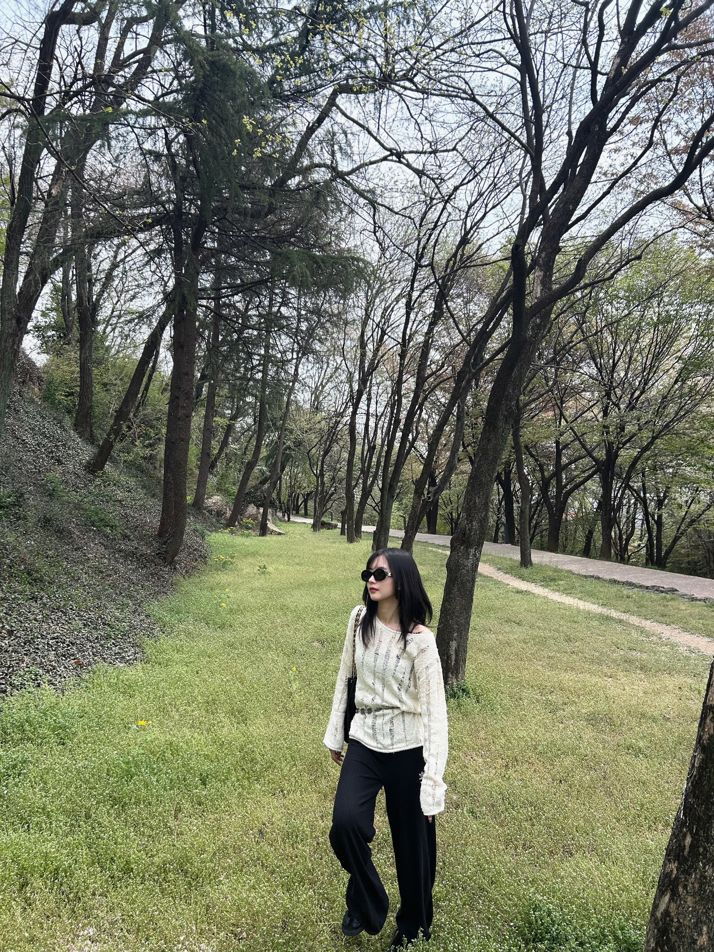 (W) 셀린느 아세테이트 트리옹프 01 선글라스 블랙, 아디다스 스페지알 핸드볼 코어 블랙 클라우드 화이트 착용 스타일 - 3