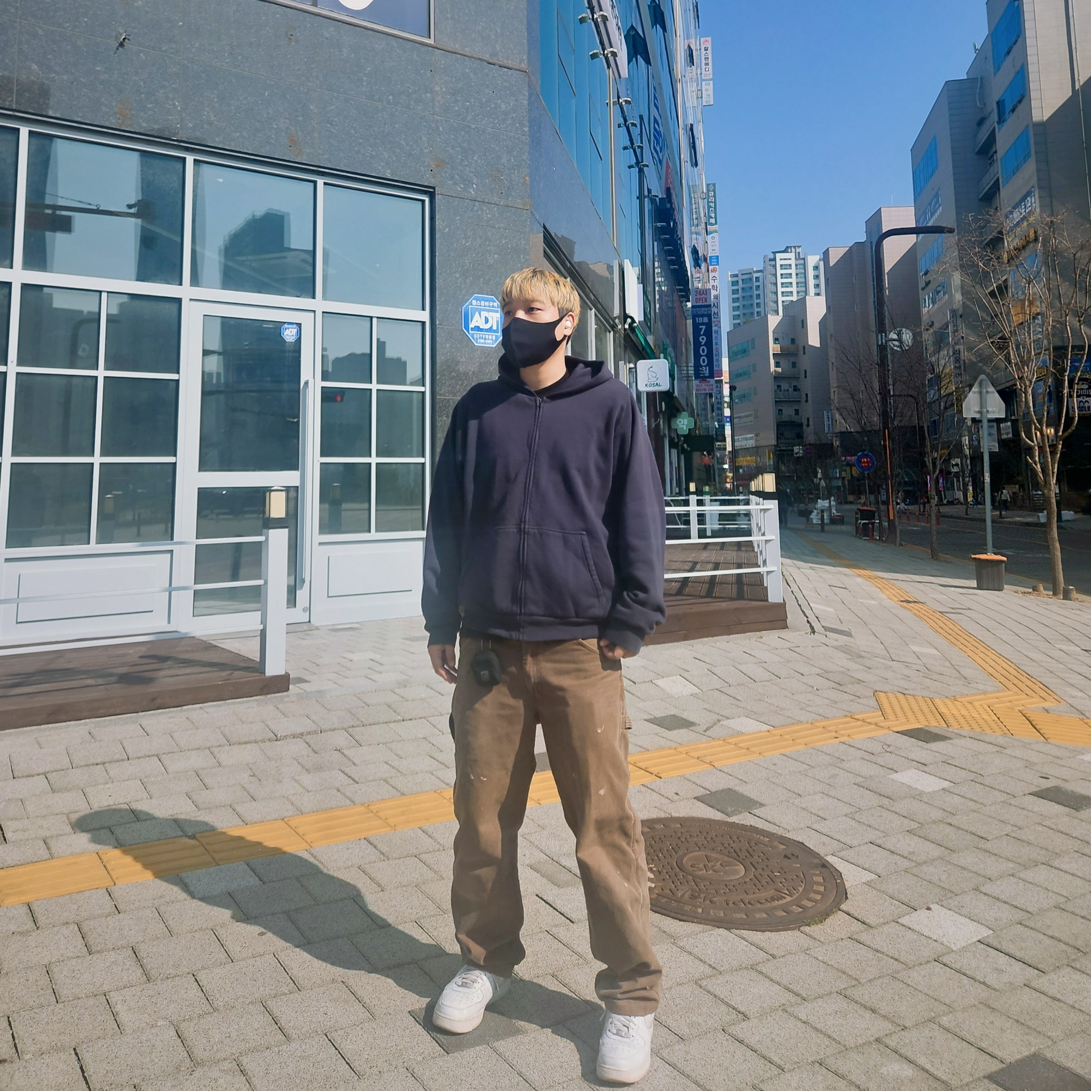 Yeezy YZY Zip-Up Hoodie Navy, Nike Air Force 1 '07 Low White 착용 스타일 - 1