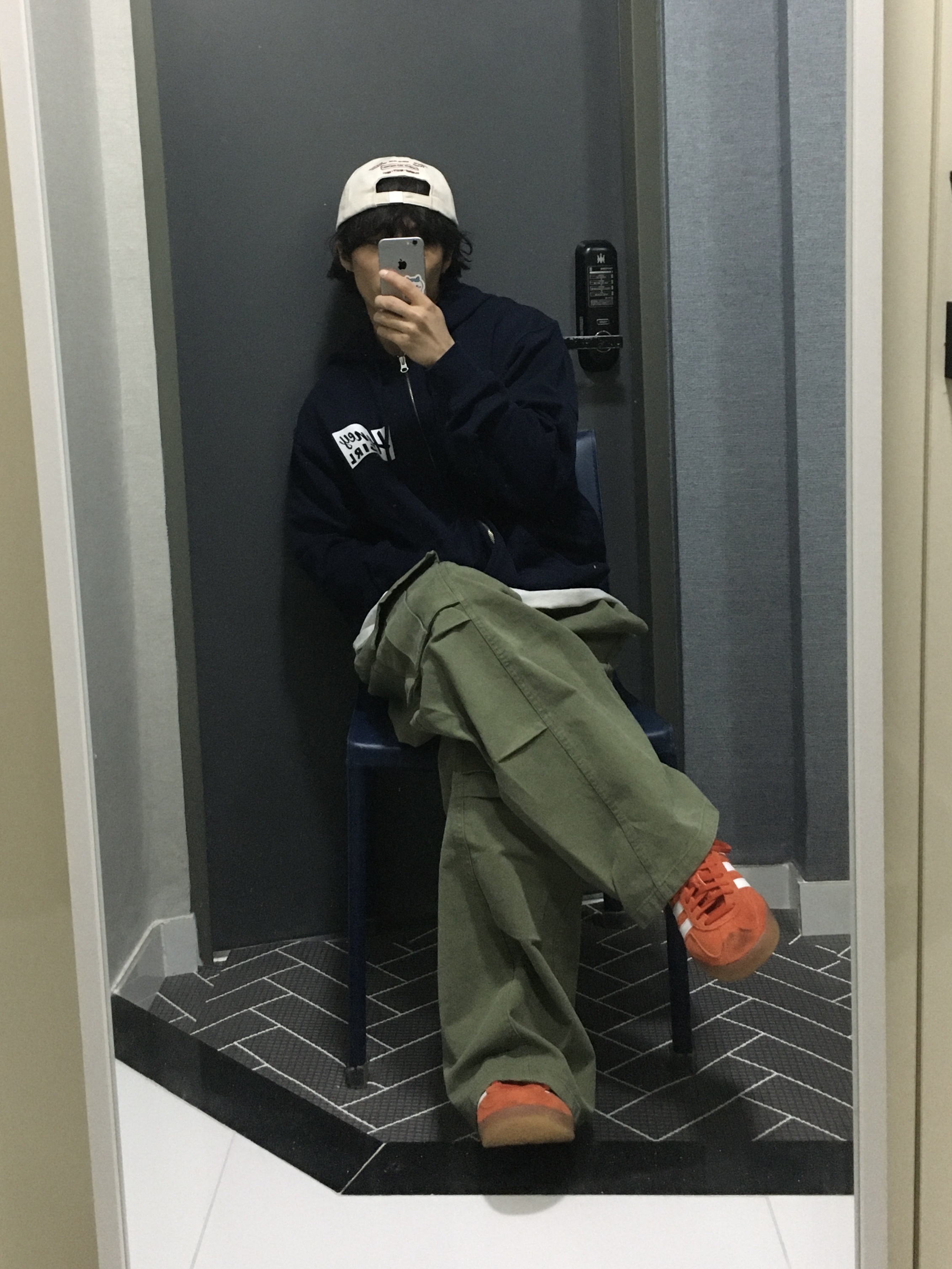 허니스쿱하우스 허니 걸 집업 후디드 스웨트셔츠 네이비, (W) 아디다스 가젤 인도어 볼드 오렌지 클라우드 화이트 착용 스타일 - 7