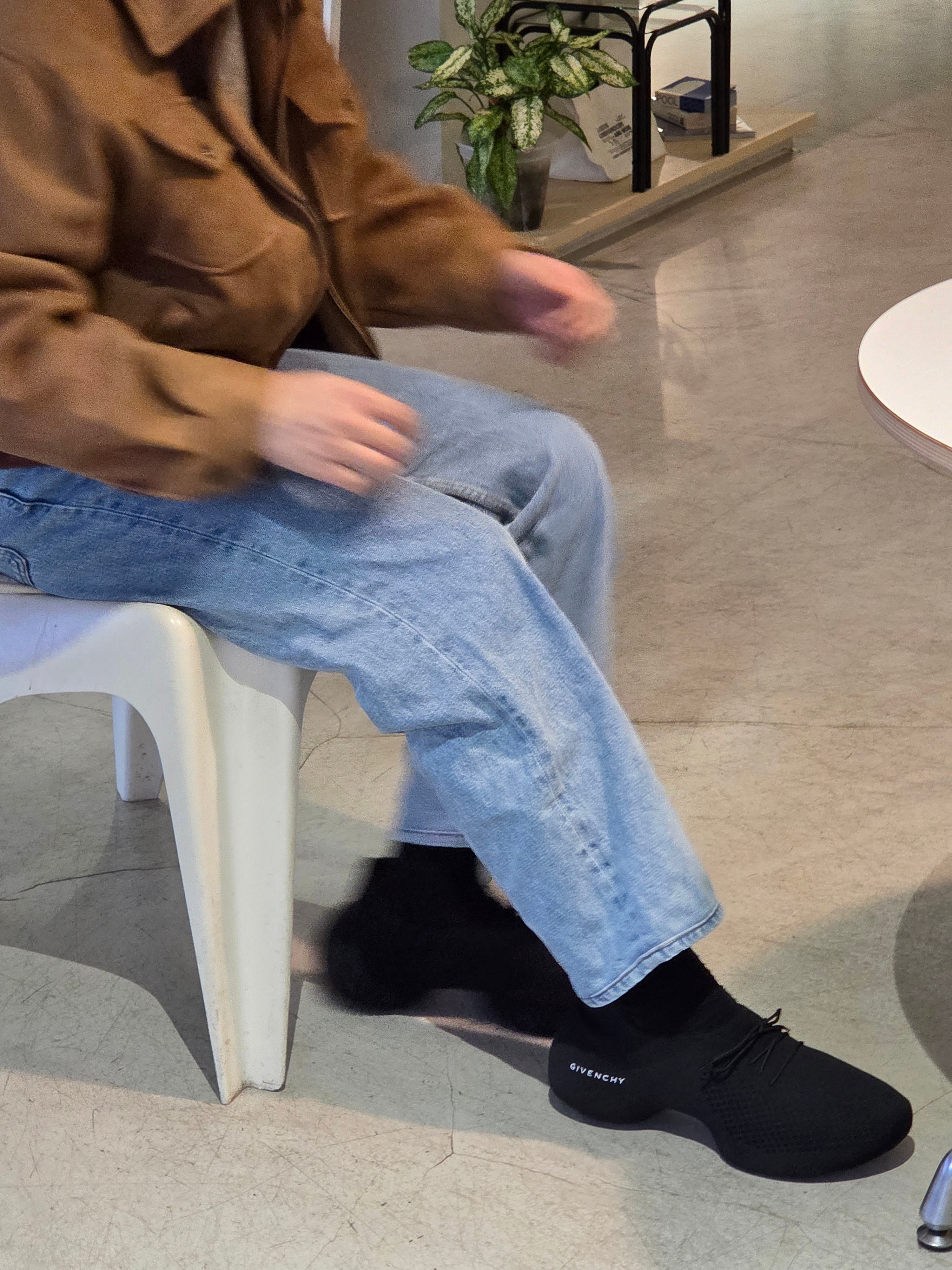 Givenchy TK-360 Knit Sneakers Black 착용 스타일 - 2