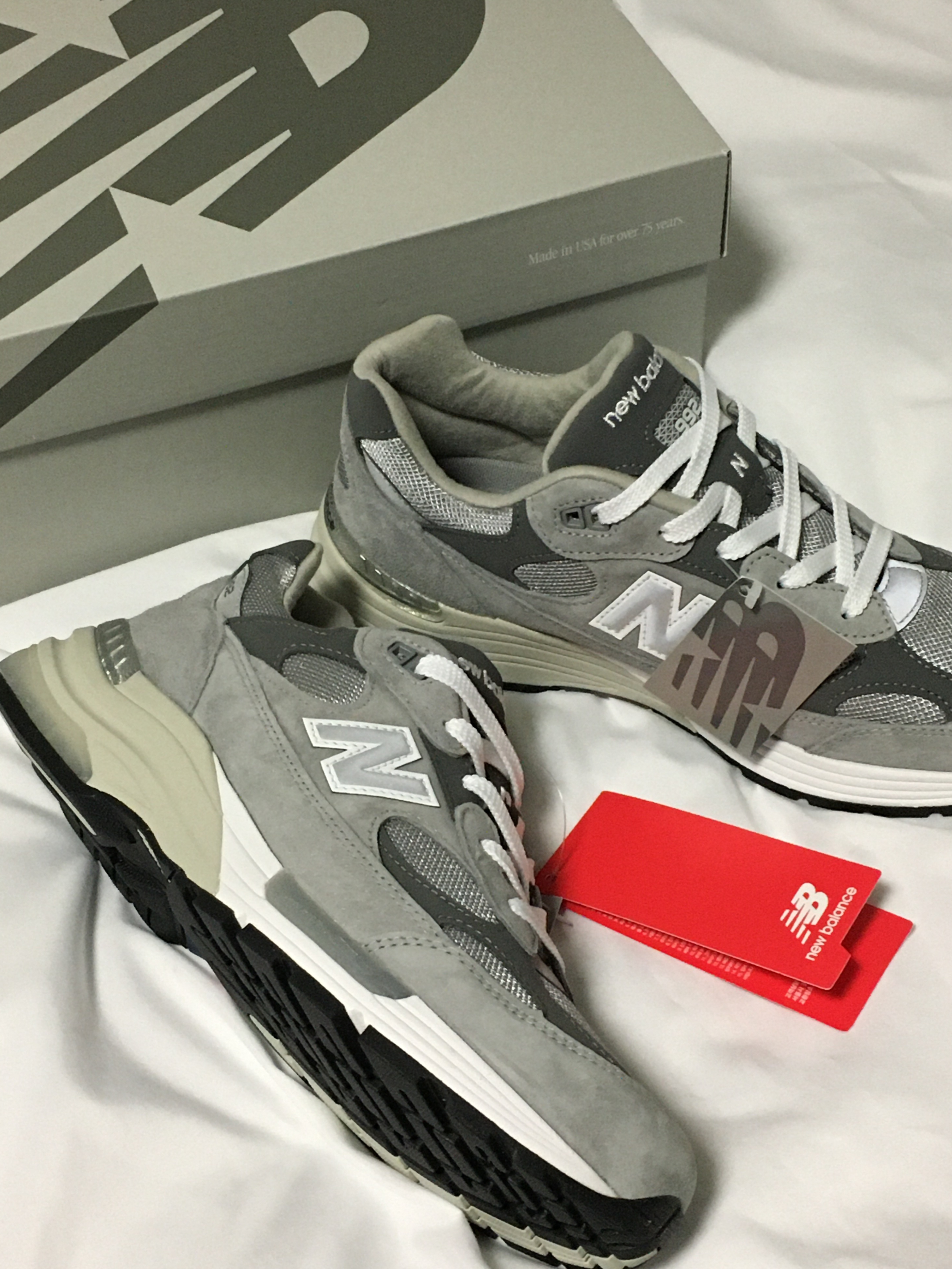 New Balance 992 Made in USA Core Grey Silver Metallic, New Balance 992 Made in USA Core Black Grey 착용 스타일 - 3