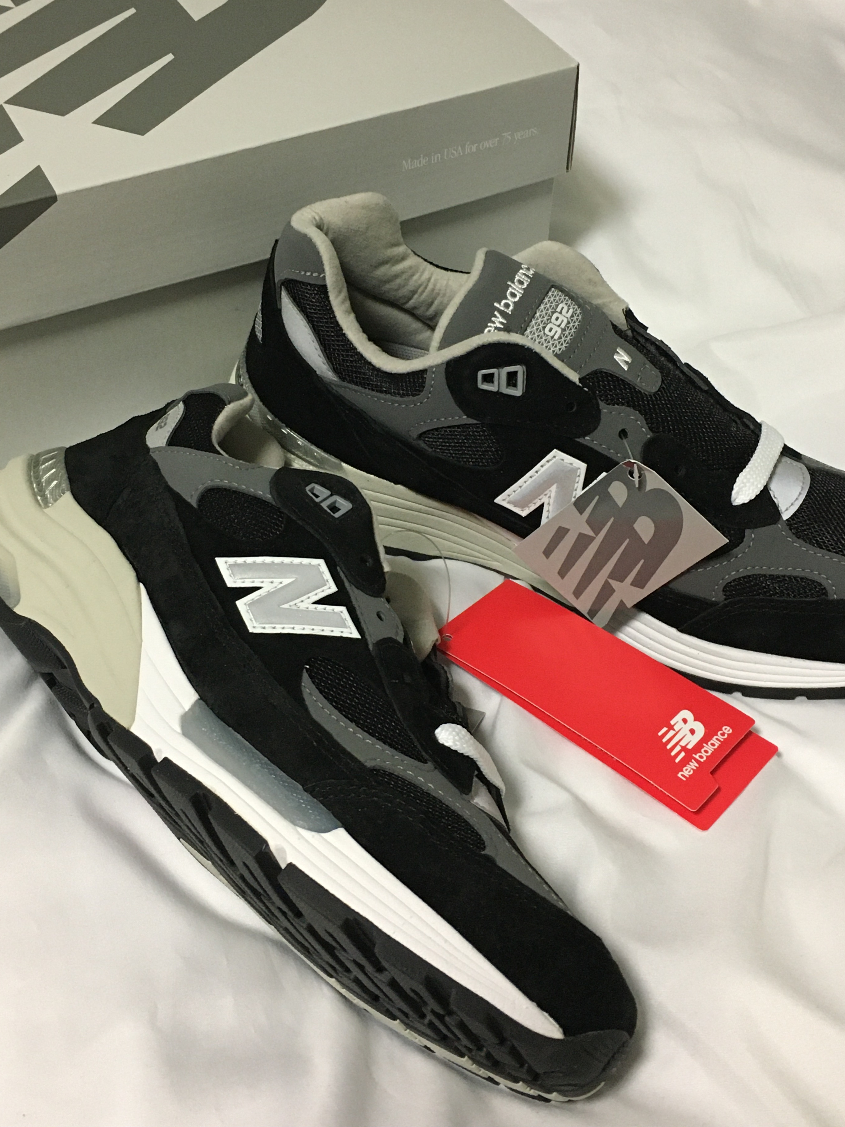 New Balance 992 Made in USA Core Grey Silver Metallic, New Balance 992 Made in USA Core Black Grey 착용 스타일 - 4