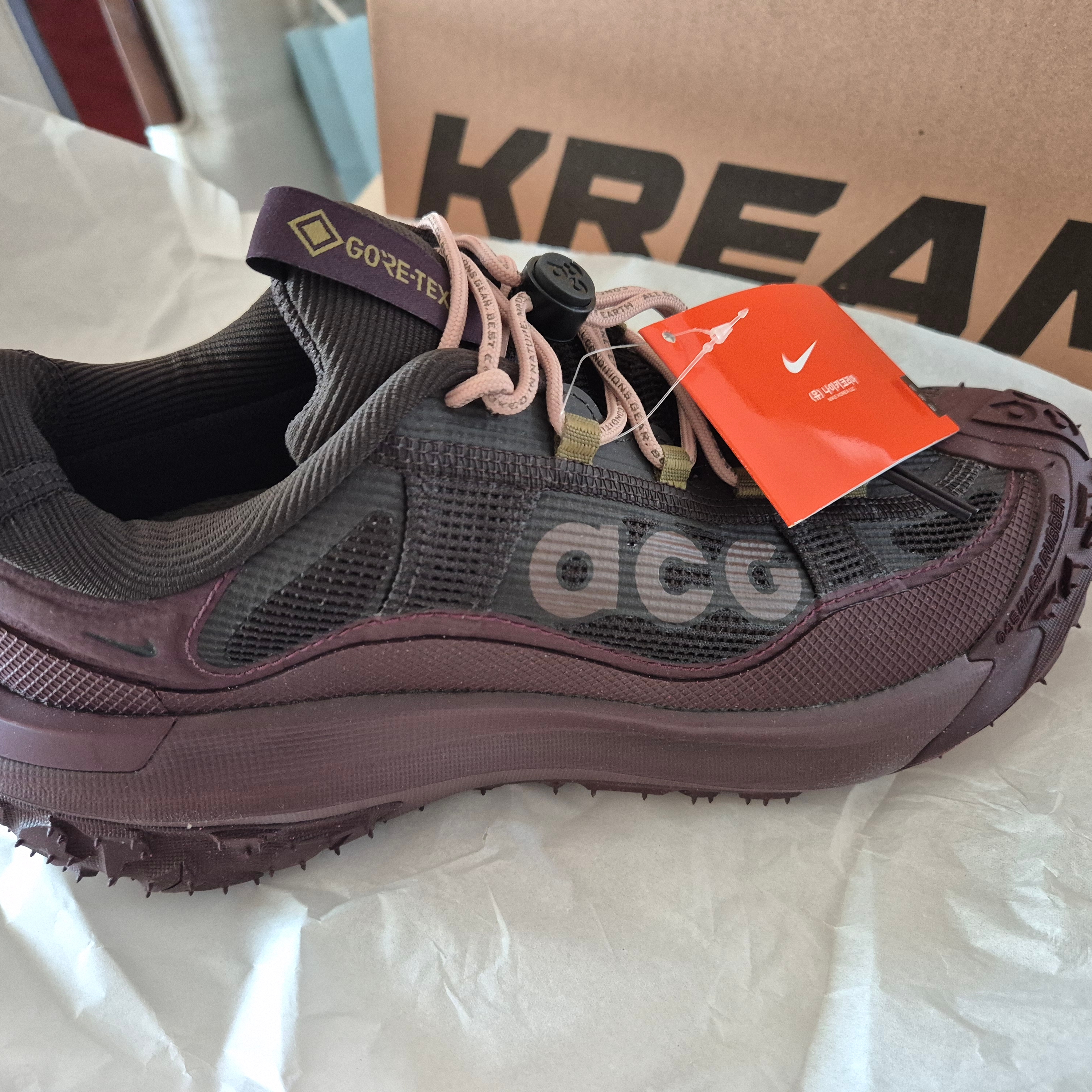 Nike ACG Mountain Fly 2 Low Gore-Tex Burgundy Crush and Velvet Brown 착용 스타일