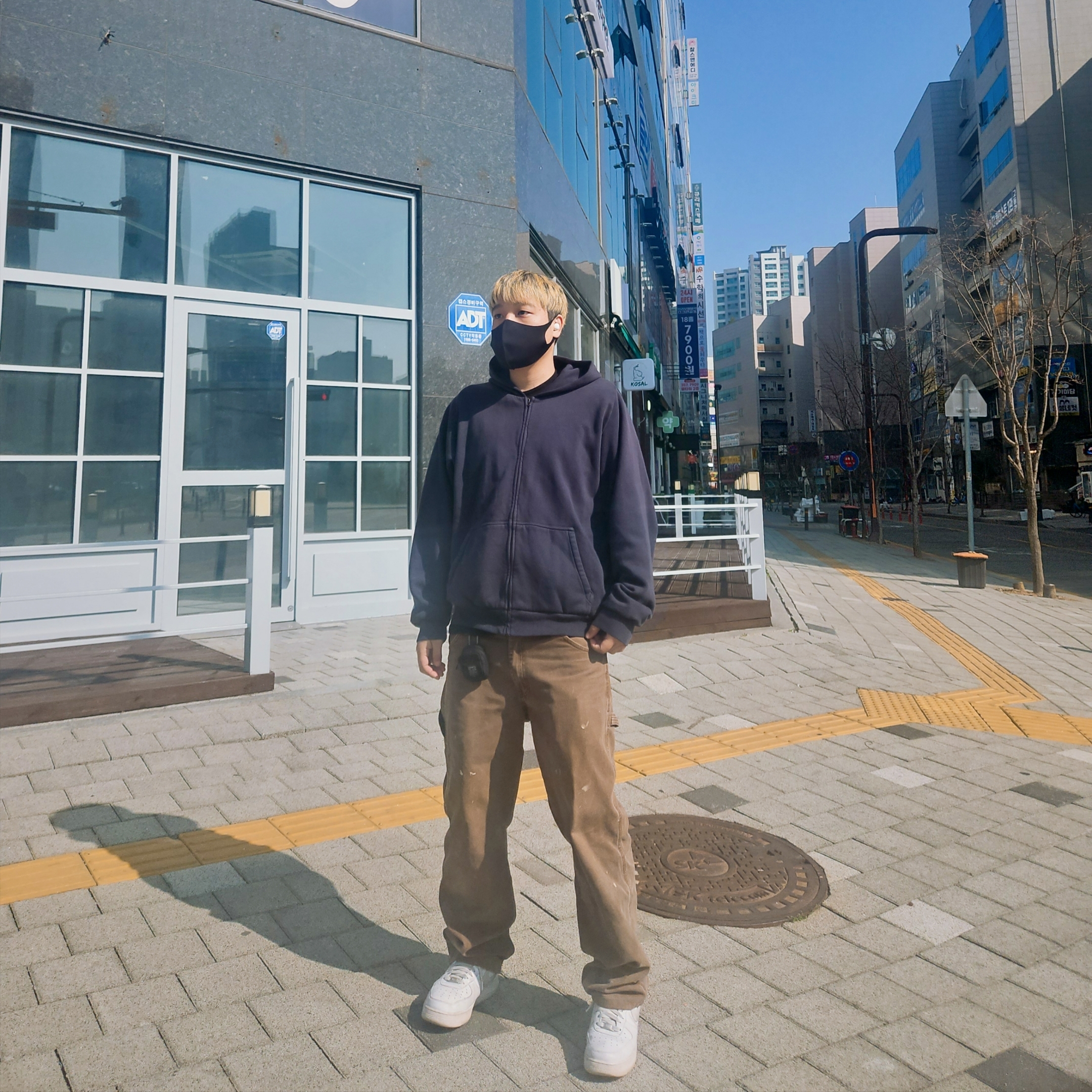 Yeezy YZY Zip-Up Hoodie Navy, Nike Air Force 1 '07 Low White 착용 스타일 - 2