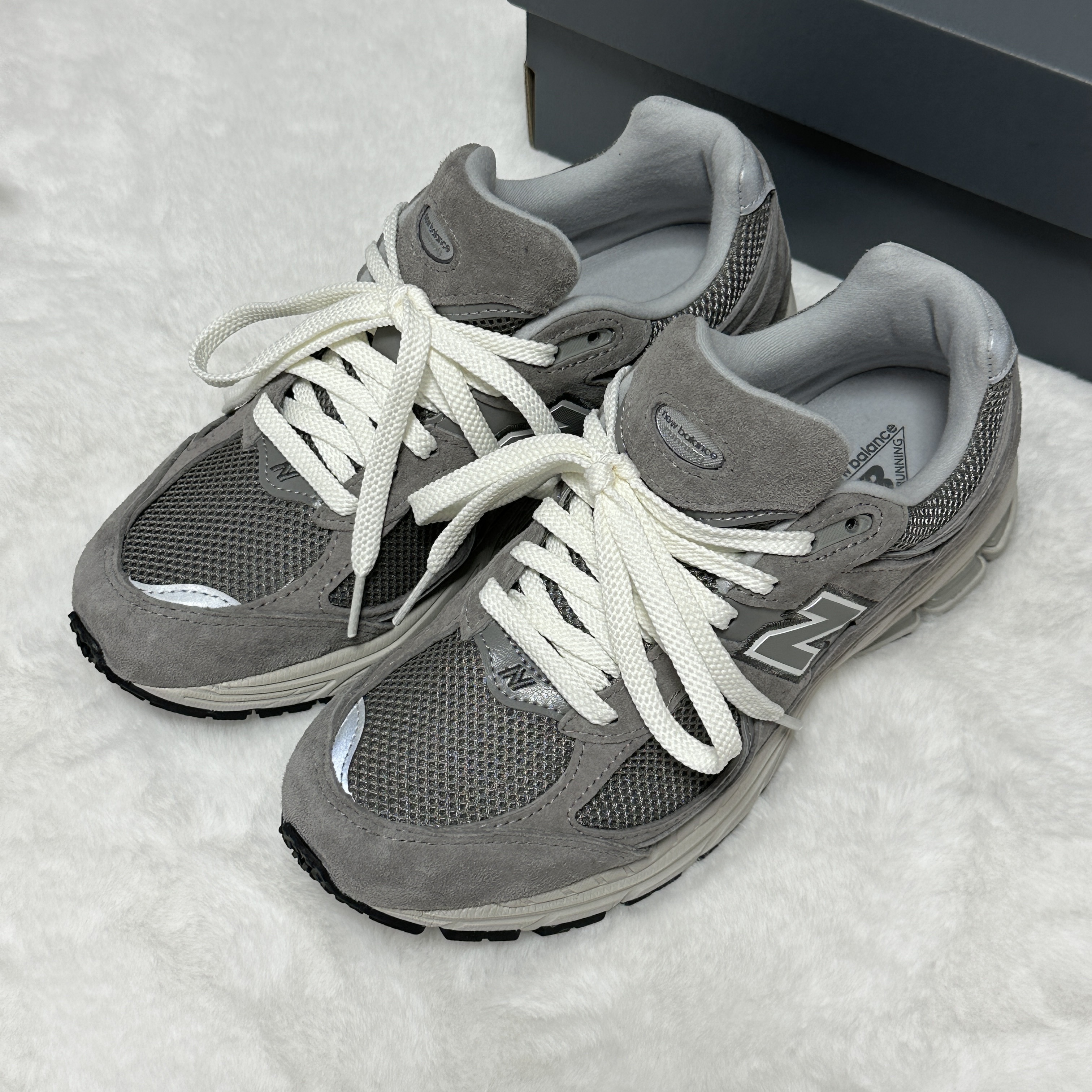 New Balance 2002R Grey 착용 스타일