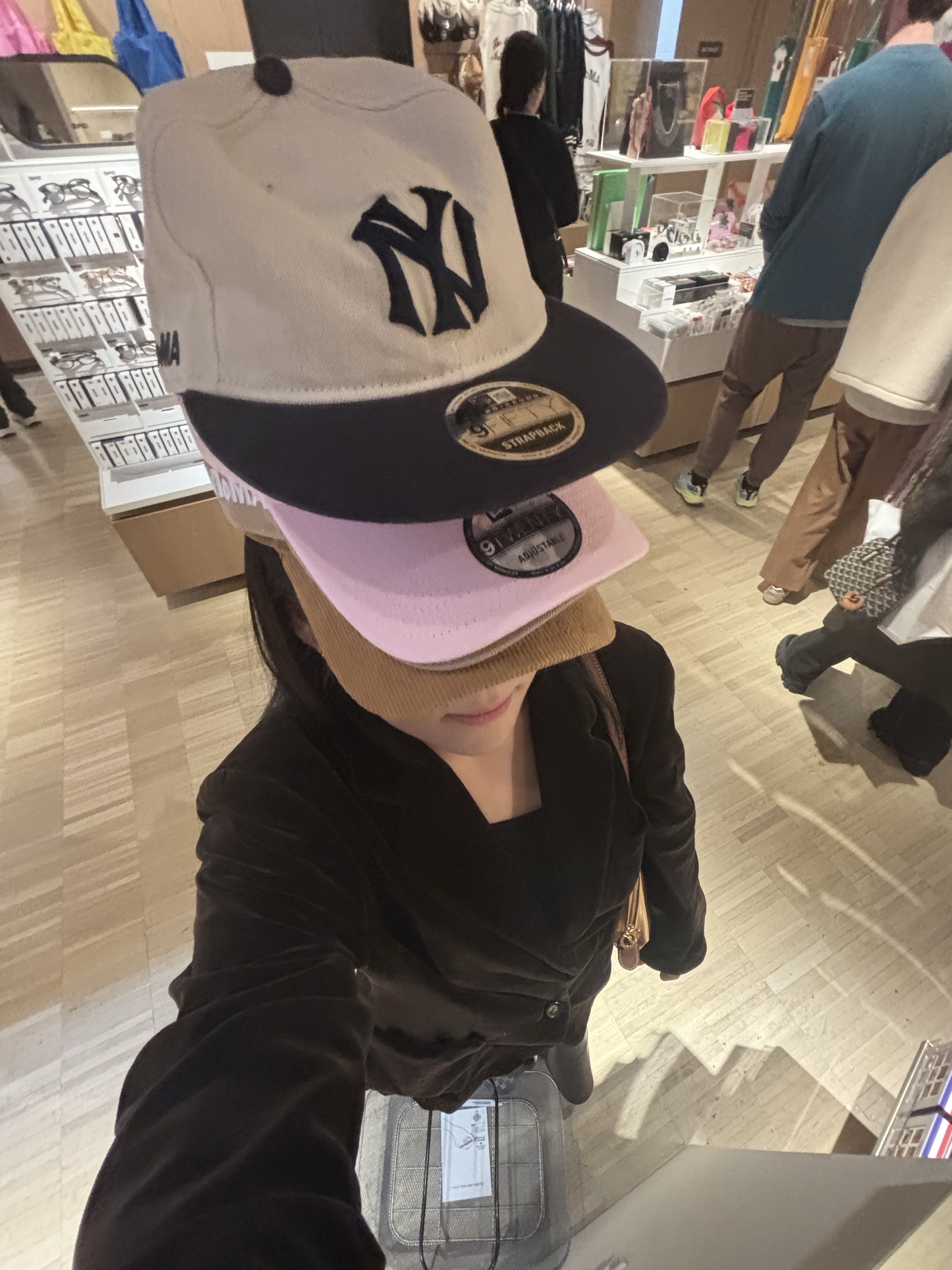 New Era x MoMA New York Yankees Retro Crown 9Fifty Adjustable Baseball Cap White Blue, New Era x MoMA New York Yankees Cap Pink 착용 스타일 - 2
